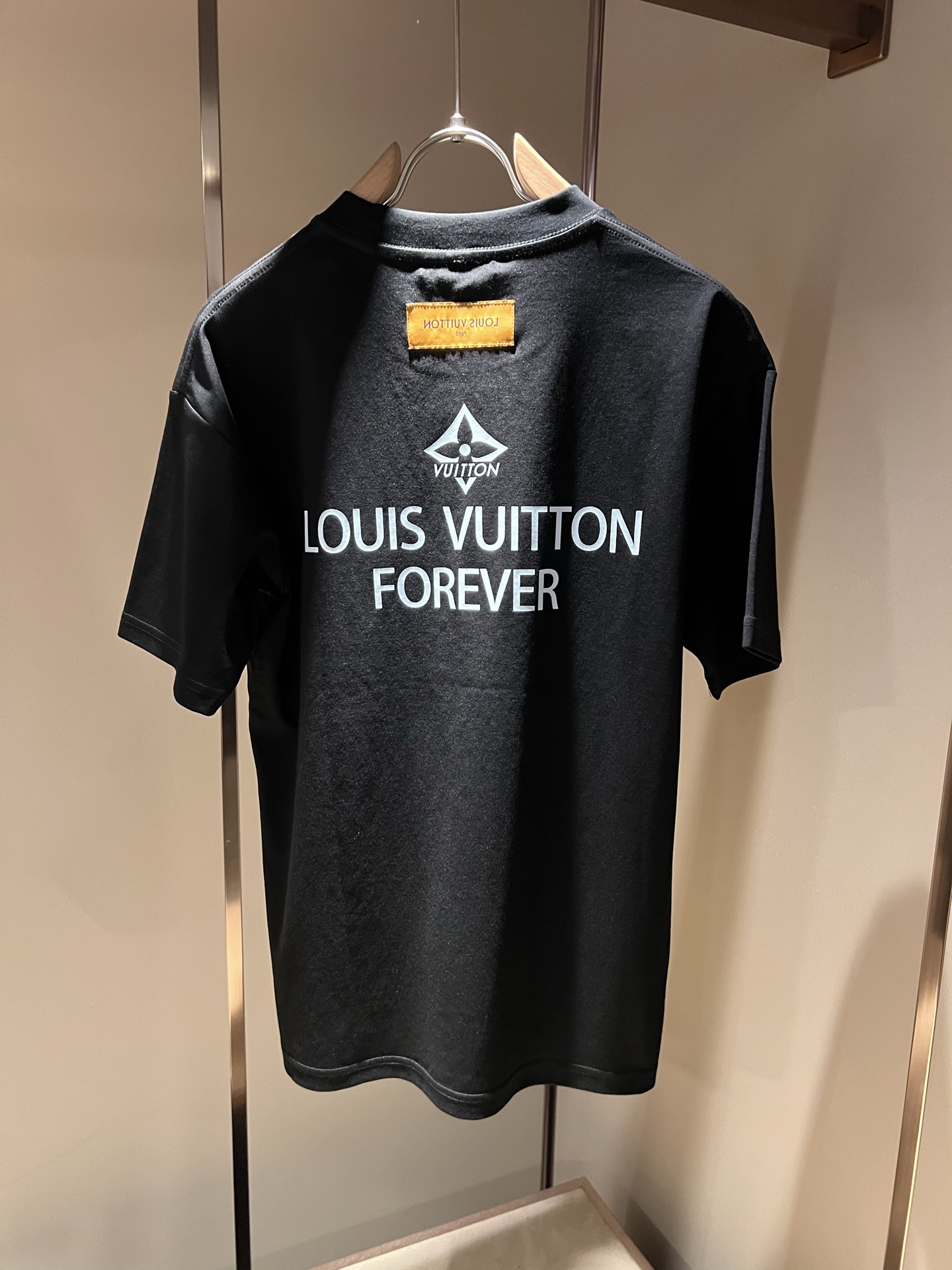   LouisVuitt*路易*登 2025春夏全新系列单品上线，非常时髦前卫的一款男女同款短袖T恤，标
