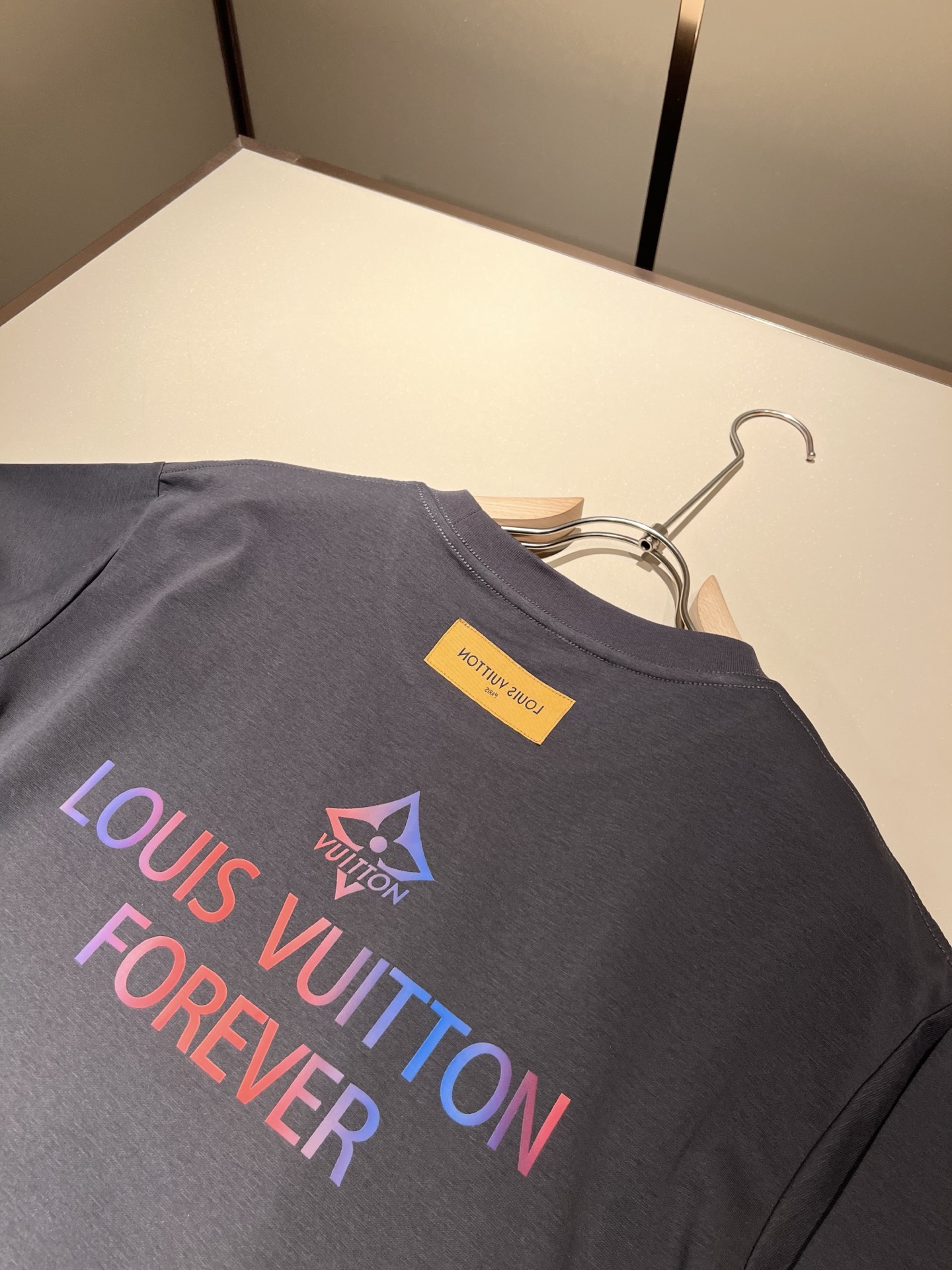   LouisVuitt*路易*登 2025春夏全新系列单品上线，非常时髦前卫的一款男女同款短袖T恤，标