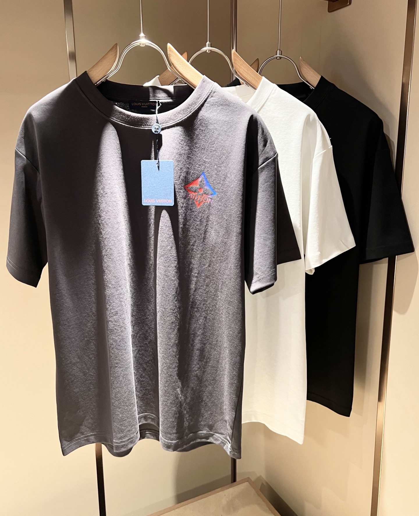   LouisVuitt*路易*登 2025春夏全新系列单品上线，非常时髦前卫的一款男女同款短袖T恤，标