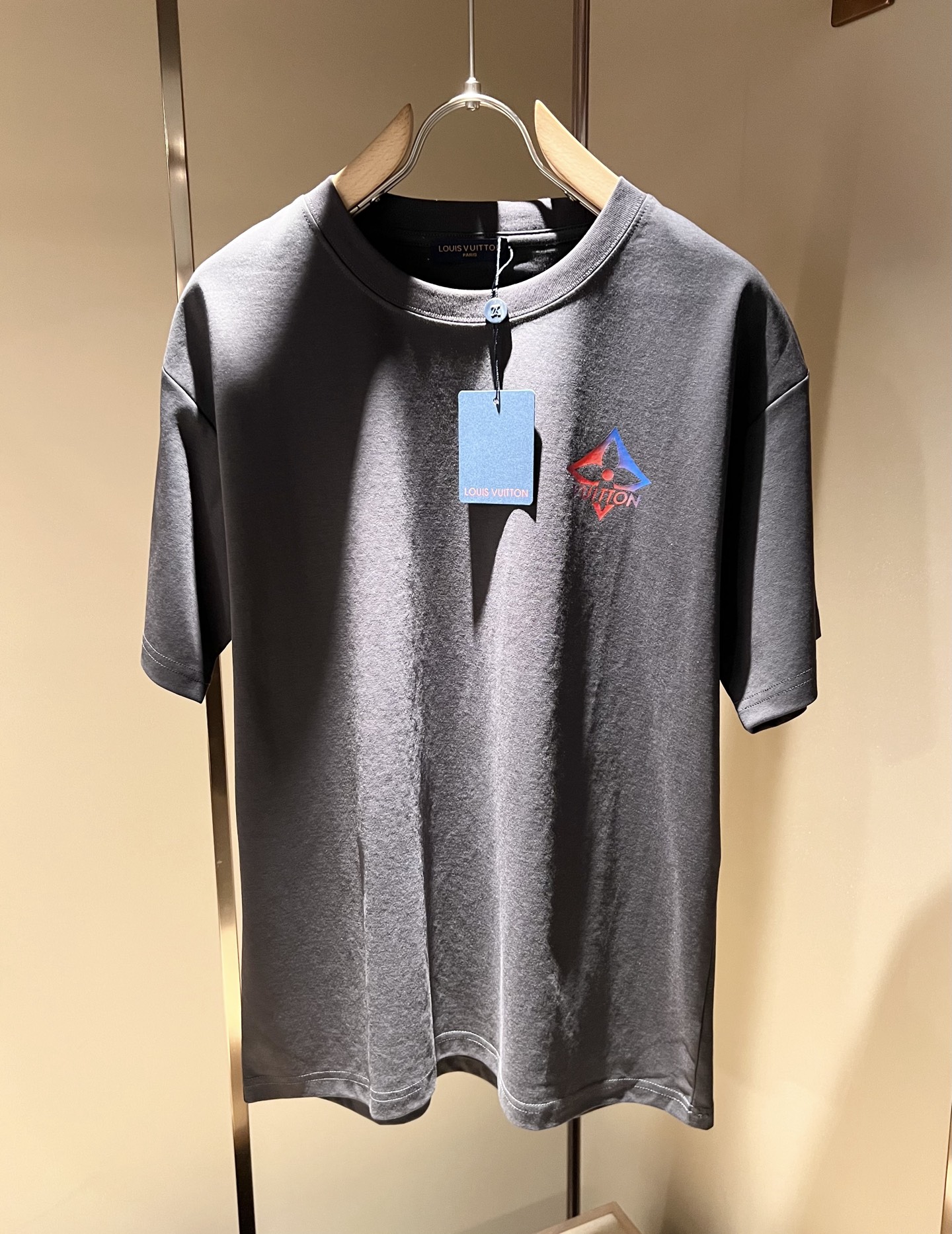   LouisVuitt*路易*登 2025春夏全新系列单品上线，非常时髦前卫的一款男女同款短袖T恤，标