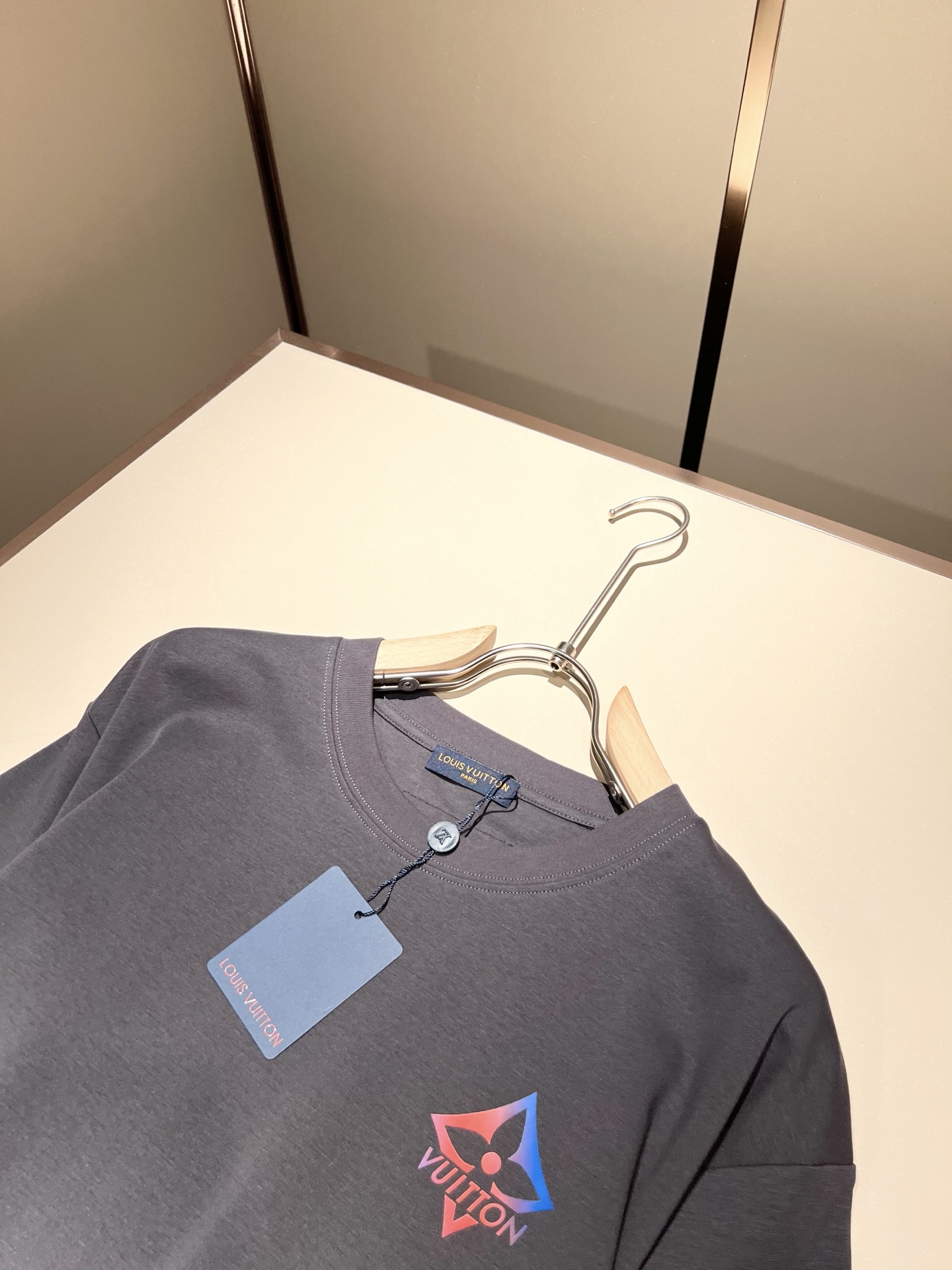   LouisVuitt*路易*登 2025春夏全新系列单品上线，非常时髦前卫的一款男女同款短袖T恤，标