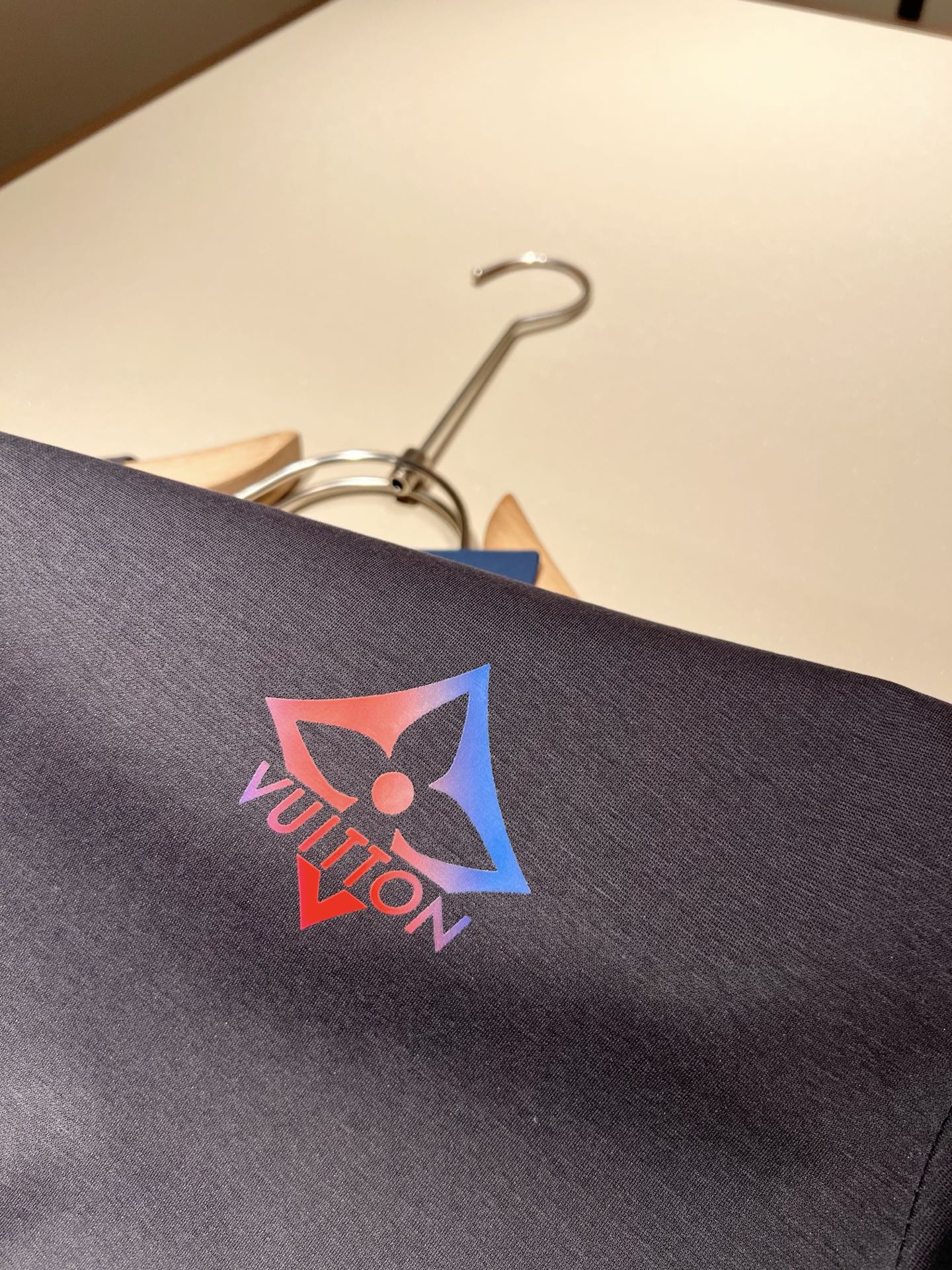   LouisVuitt*路易*登 2025春夏全新系列单品上线，非常时髦前卫的一款男女同款短袖T恤，标