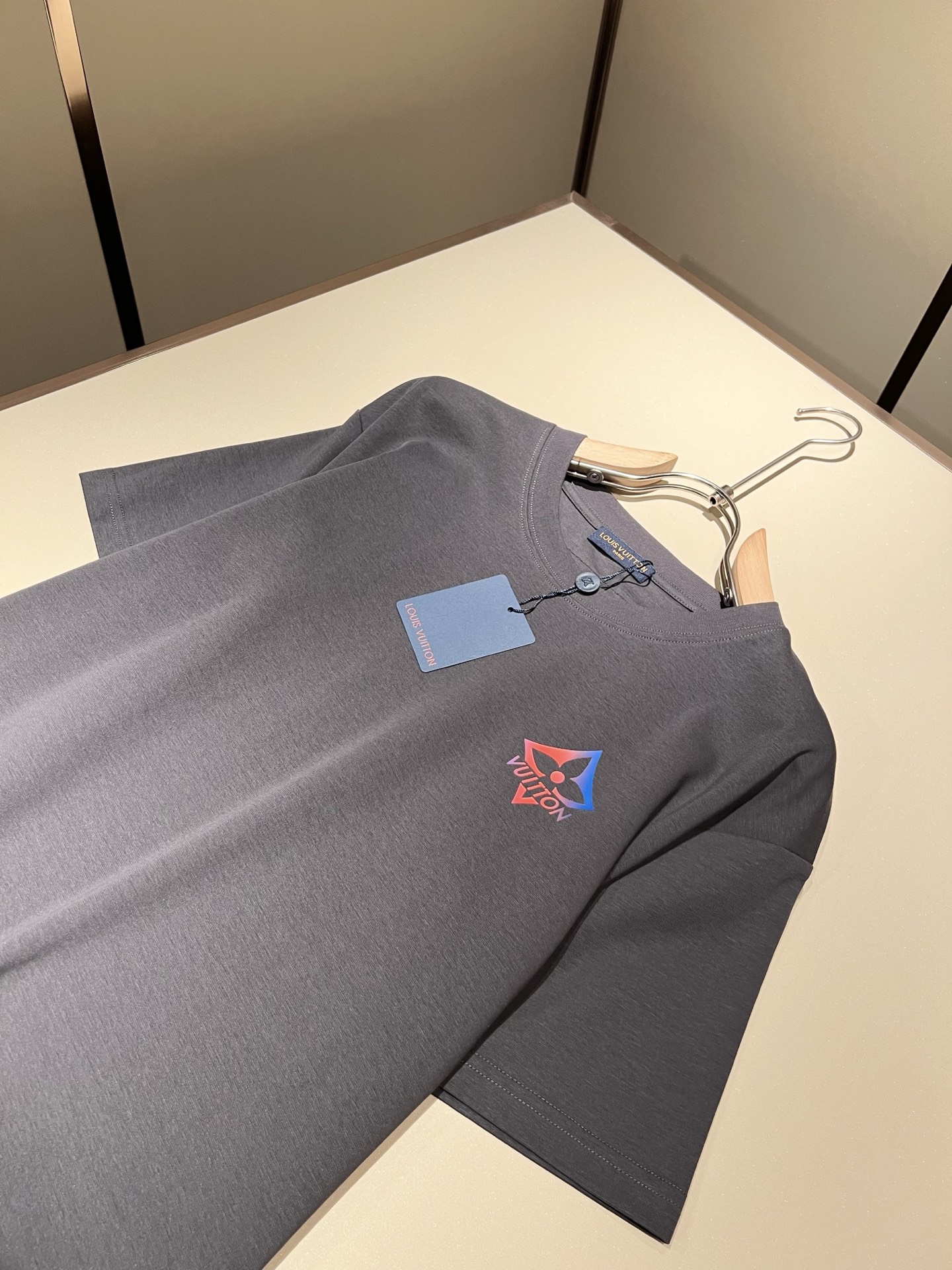   LouisVuitt*路易*登 2025春夏全新系列单品上线，非常时髦前卫的一款男女同款短袖T恤，标