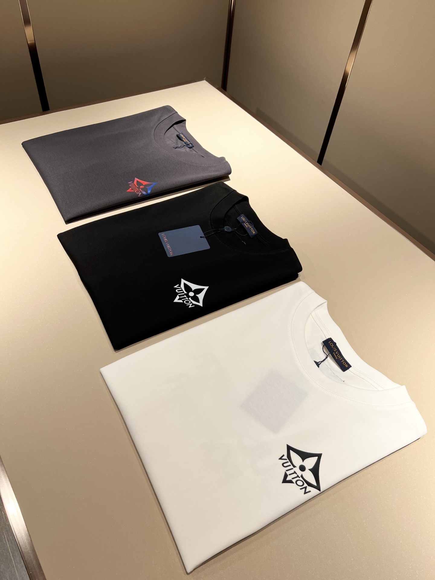   LouisVuitt*路易*登 2025春夏全新系列单品上线，非常时髦前卫的一款男女同款短袖T恤，标