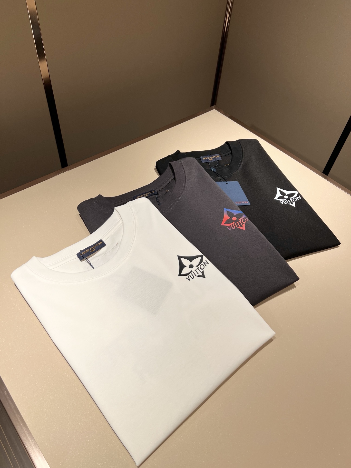   LouisVuitt*路易*登 2025春夏全新系列单品上线，非常时髦前卫的一款男女同款短袖T恤，标