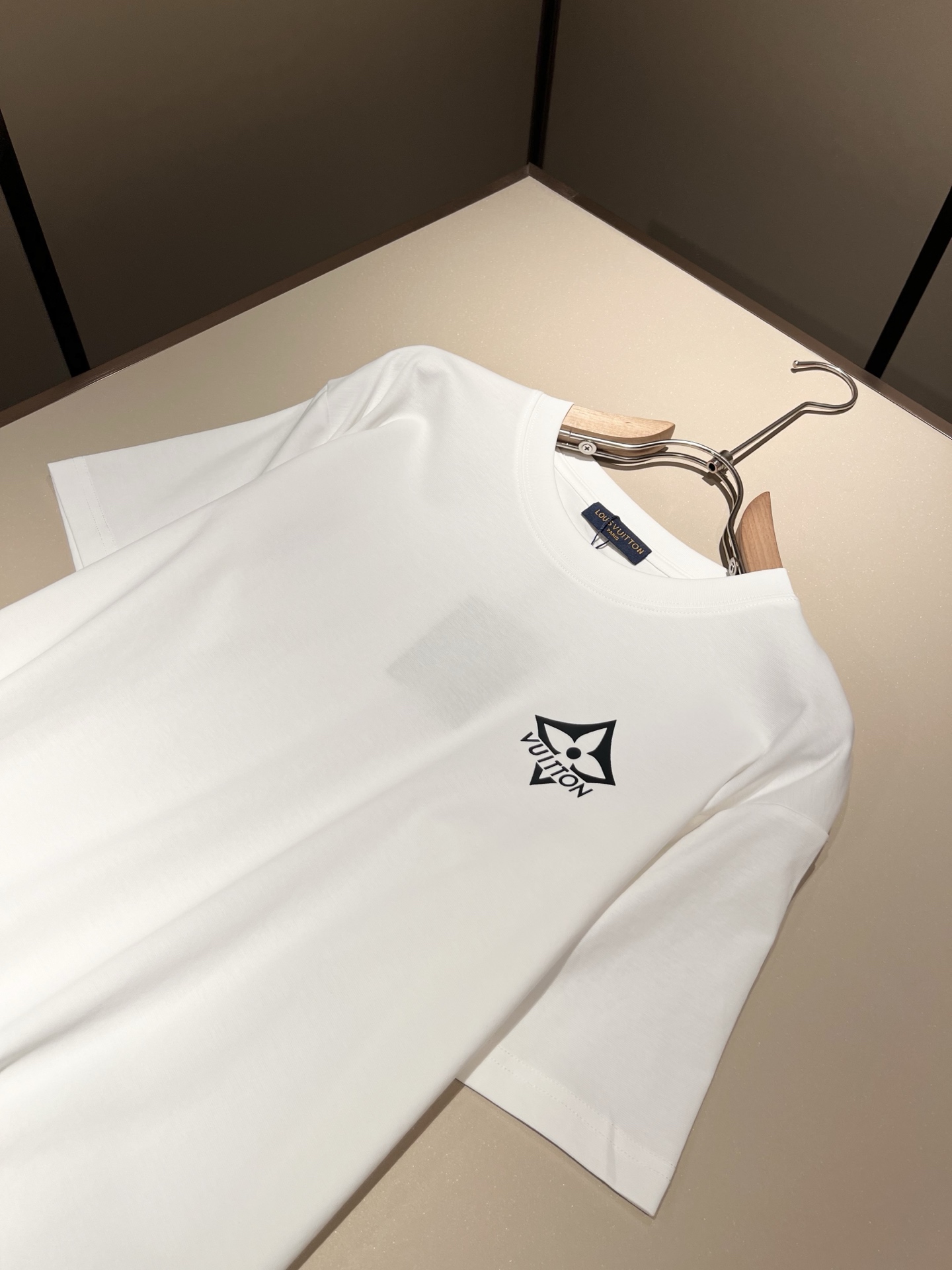   LouisVuitt*路易*登 2025春夏全新系列单品上线，非常时髦前卫的一款男女同款短袖T恤，标