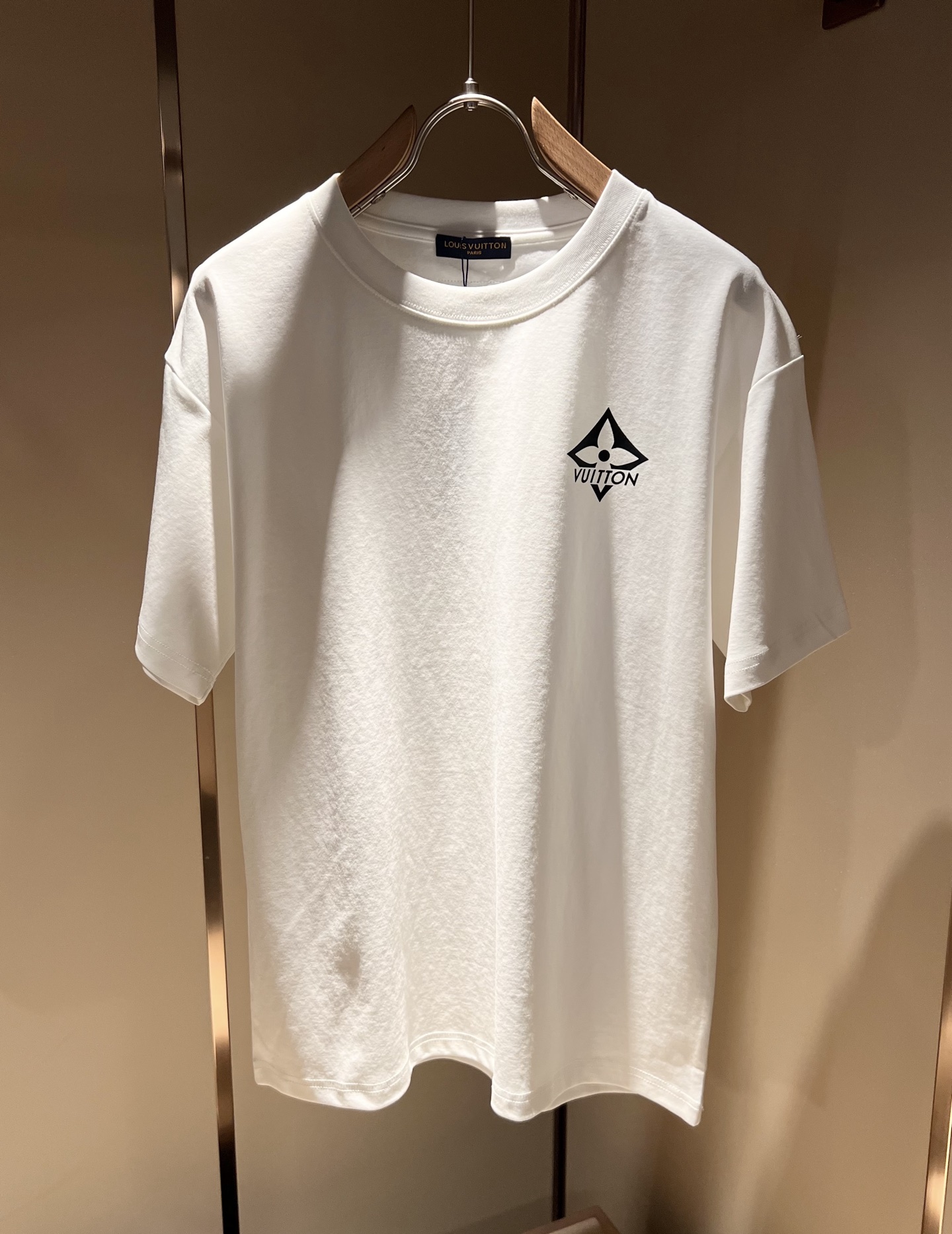   LouisVuitt*路易*登 2025春夏全新系列单品上线，非常时髦前卫的一款男女同款短袖T恤，标