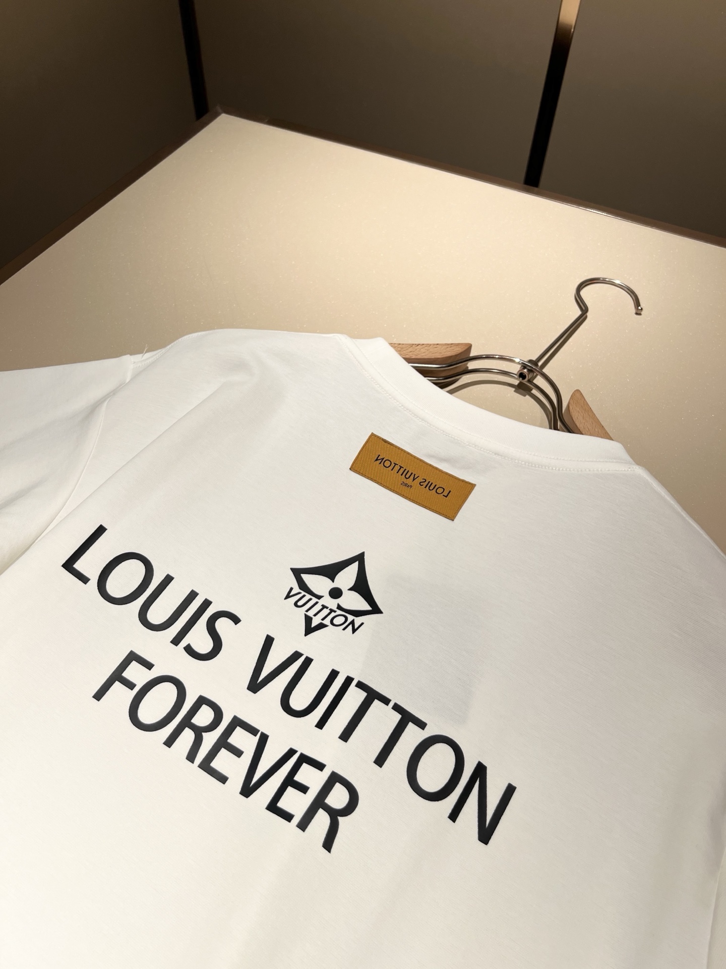   LouisVuitt*路易*登 2025春夏全新系列单品上线，非常时髦前卫的一款男女同款短袖T恤，标
