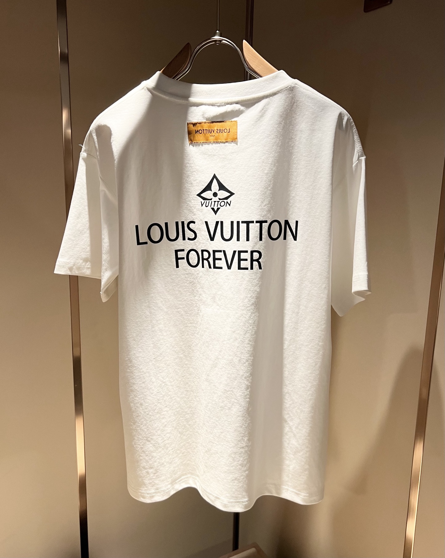   LouisVuitt*路易*登 2025春夏全新系列单品上线，非常时髦前卫的一款男女同款短袖T恤，标
