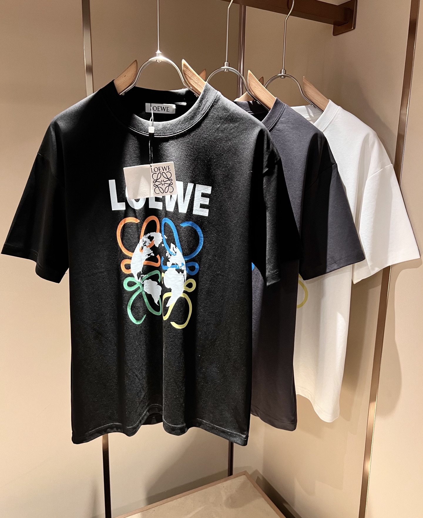 NO:447630,LOE*WE Luo*We 2025 spring and summer new short-sleeved T-shirt for men and women, original Italian order channel, very personalized and high-end style, logo logo pattern printing craft design!  Couple pure cotton short-sleeved T-shirt!  !  The latest fashion trends and popular products are here, and it is another simple and high-end fashion item. It is a fashion product with very high-end outfit charm. It is a must-have item for fashion trends!  Original Italian manufacturer channels, special-level orders, and released at the same time as Hong Kong, Macao and Taiwan buyers. This model is also the latest popular product of Luo Yiweijia this year and the most classic product. Its specifications and grades are beyond doubt!  !  The choice is very diverse, and it can be said that this model naturally has a fresh and natural feeling, showing the brand charm and high-end feeling. The texture of this model is very good, and the heavy weight and brilliant skin-friendliness that can be seen with hands are even better, and it is a complete enjoyment of wearing!  !  Size: M-3XL, loewe, loewe, T-shirt,tees, t-shirt,alexander wang19860909LOE*WE罗*威 2025春夏新款男女同款短袖T恤,意大利原厂订单渠道,极具个性高级风,标志logo图案印花工艺设计！情侣款纯棉短袖T恤！！最新时尚潮流人气产物驾到,又是一款简约高级的时尚单品,穿搭魅力十分高级不俗的时尚产物 ,时尚潮流必备单品！意大利原厂渠道,特供级别订单,同步港澳台买手店发布,此款也是罗意威家今年的最新人气产物,也是最经典的产物,其规格跟档次更是毋庸置疑！！ 选择极具多样化,言而喻此款自然具备那种清新自然的感觉,彰显品牌魅力与高级感,此款的质感十分的到位,用手可以感知的重磅跟出彩亲肤程度更是上佳,十足的穿着享受！！尺码: M-3XL,,loewe,loewe,T-shirt,tees，t-shirt,alexander wang,Men's clothing