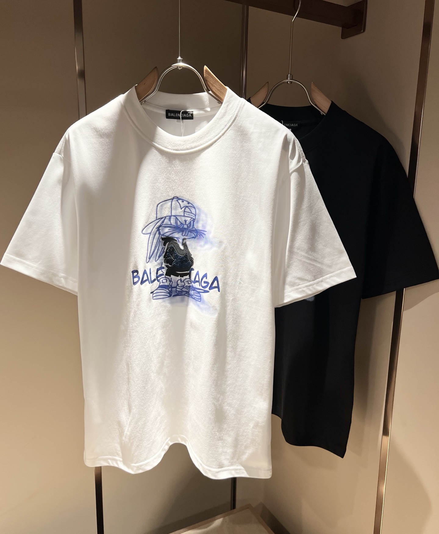 NO:447677,BALENCI*GA Paris* Home 2025 Spring and Summer New Men and Women's Same Short-Sleeve T-shirt!  Fashionable casual short-sleeved T-shirt with catwalk pattern prints!  Design logo glue pressing design!  The most designed and selected customer-supplied 260g pure cotton fabric, which feels soft and skin-friendly, is comfortable and breathable, and you can’t picky about the real thing!  Loose, small, shoulder-dead round neck cut, genderless couple mixed styles, opening up a new fashion charm!  Differentiate the market version of the high-end custom series!  Size M-4XL, balenciaga, T-shirt,tees, t-shirt,alexander wang19860909BALENCI*GA巴黎*家 2025春夏新款男女同款短袖T恤！走秀图案印花时尚休闲短袖T恤衫！设计logo压胶设计！极具设计精选客供260g纯棉面料,手感柔软亲肤,着身舒适透气性都无法挑剔,实物绝对会让你爱不释手！宽松小落肩的圆领版型裁剪,无性别主义的情侣混穿款式,打开全新的时装新韵味！区别市场版本高定系列！尺码M-4XL,,balenciaga,T-shirt,tees，t-shirt,alexander wang,Men's clothing