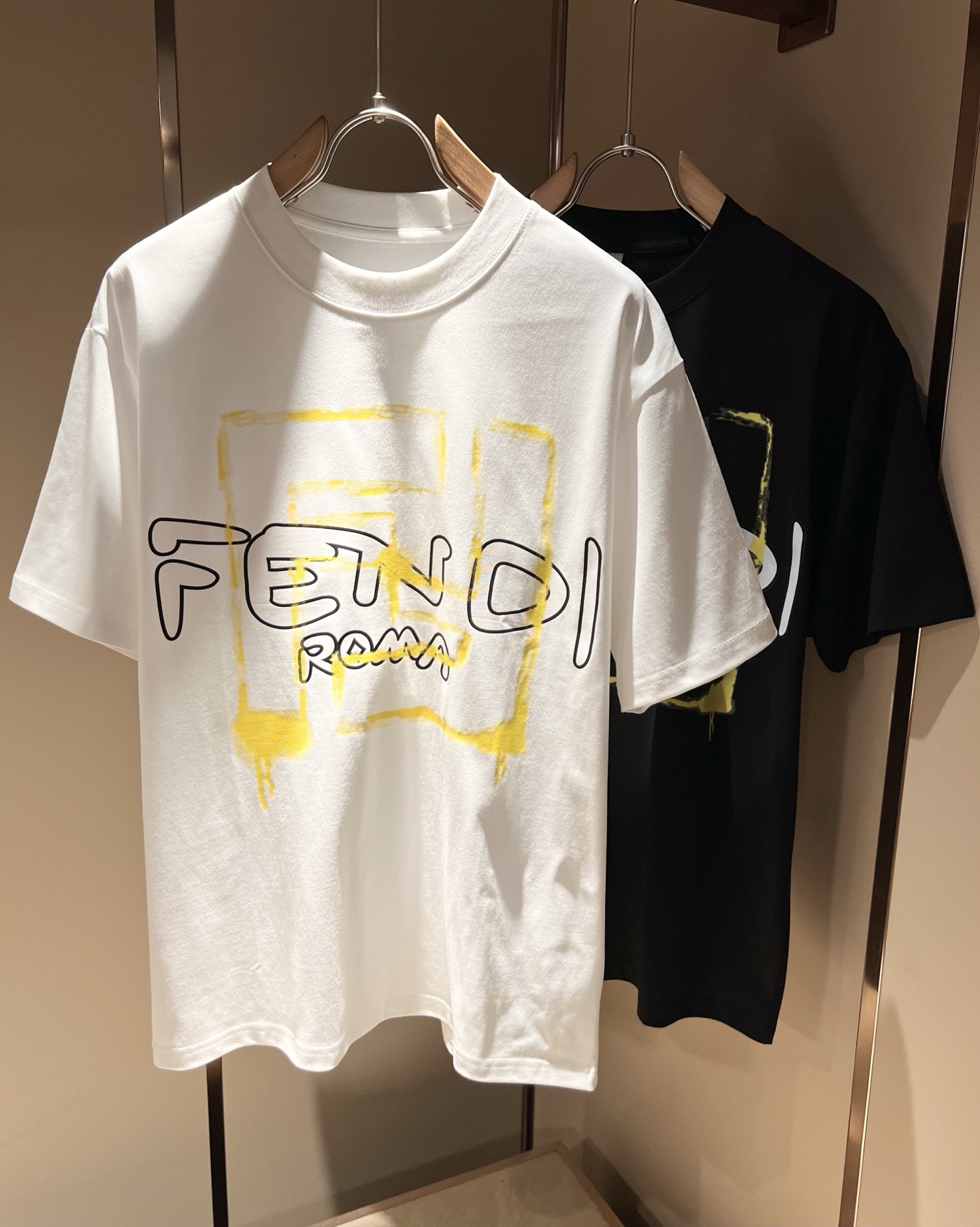 NO:447623,FEN*I FEN*Di's new spring and summer 2025 FD family FF men and women short-sleeved T-shirt, versatile and minimalist short-sleeved shirts for men and women. Original Italian orders, popular FD family items, simple and pure colors. The FD family's enduring iconic products, high-quality products with full representation and full specifications, and high-quality products that all FD fans are worth buying!  Pure Yidian channel orders, high-end and popular products from the FD family, very popular items at the moment, and iconic letter logo pattern printing modification!  High-end goods worth keeping and giving away to others!  It has a trendy and trendy atmosphere, a very high level and specification, and uses a very classic black and white color combination, giving people a strong visual impact and a very high recognition. It is top-quality exclusive pure cotton fabric, created with a soft, delicate and comfortable touch, and a very high-end and classy appearance!  Perfectly interprets the charm of the brand and leaves a deep impression. It is more fashionable and charming. It has simple, elegant and fashionable upper body, and is even more stressful for outfits!  The inner wear alone is very delicious and beautiful scenery that cannot be ignored!  Size M-4XL, fendi,dior,T-shirt,tees,t-shirt,alexander wang19860909FEN*I 芬*迪2025春夏新款FD家族FF男女同款短袖T恤,男女同款百搭极简短袖.意大利原厂订单,FD家族人气单品,简约纯色系打造.FD家族经久不衰的标志性臻品,代表性十足,规格感十足的精品,所有FD粉丝都值得抢购的精品！纯正意代渠道订单,FD家族的高奢人气爆款产物,当下十分火爆的单品,标志性字母logo图案印花修饰！值得自留和送人的高端货！新潮潮流气息感十足,档次规格感极高,并且采用十分经典的的黑白双色搭配,给人的视觉冲击感相当强烈,有着极高的辨识度,顶级专属纯棉面料,打造,触感柔软细腻舒适,品相相当高级有档次！完美诠释品牌魅力,给人留下深刻印象.更具时尚与韵味,上身简约大方时尚,对于穿搭更是毫无压力！单穿内搭都极有味道,不可忽视的靓丽风景线！ 尺码M-4XL,,fendi,dior,T-shirt,tees，t-shirt,alexander wang,Men's clothing