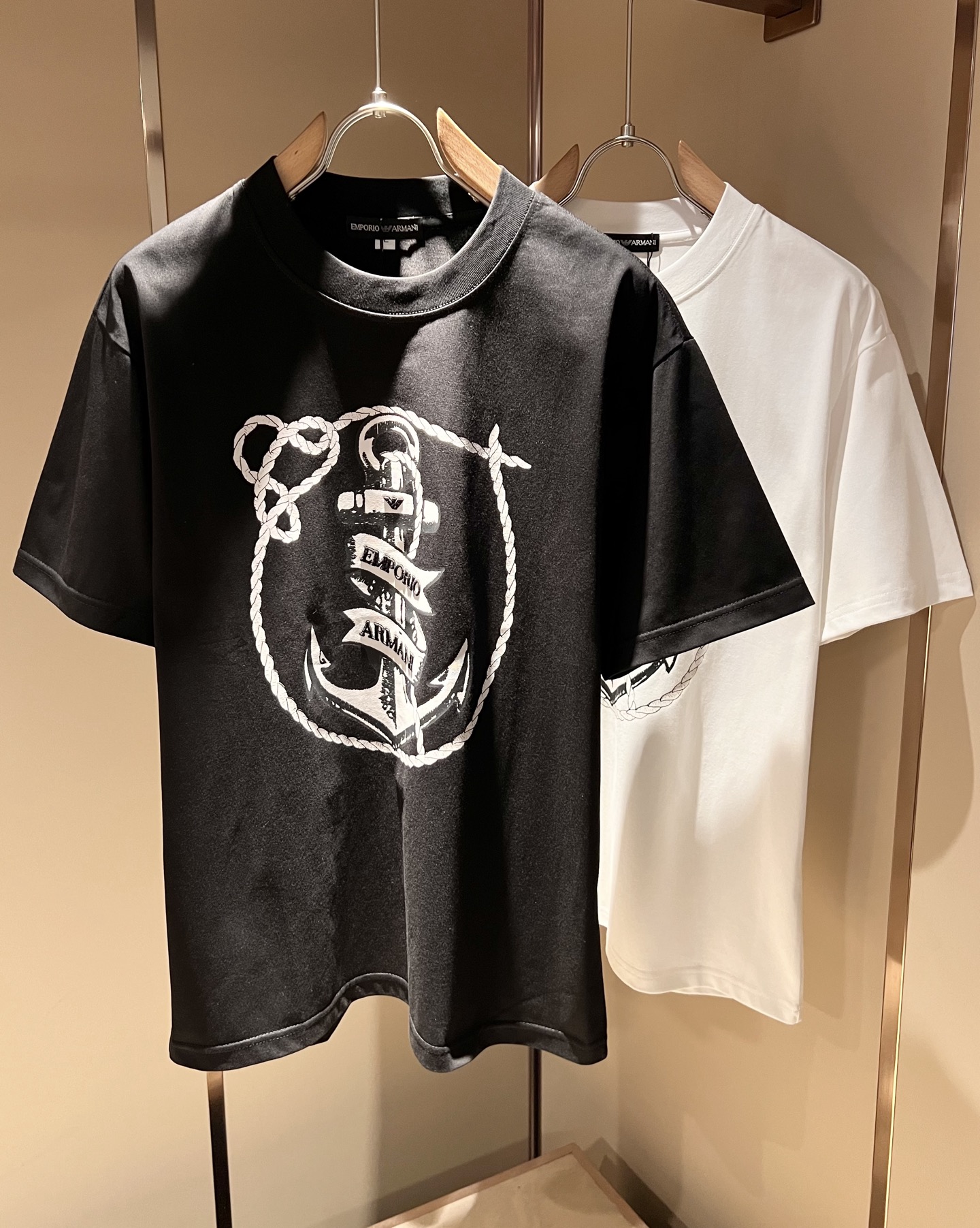 NO:447638,Arman A*ni's new spring and summer 2025 men and women's same casual short-sleeved T-shirt, original single OEM factory order, logo glue pressing design!  The simple design is exquisite and elegant, amazing!  Customized original exclusive pure cotton fabric, soft and delicate feel, super comfortable on the upper body, and ultimately enjoy wearing!  Inheriting the classic styles of the past, the upper body effect comes naturally, and simple outfits do not require too many accessories. It can easily create a fashionable feeling, and the return rate will also increase. Get it at a speed!  Size M-4XL, Armani, T-shirt,tees, t-shirt,alexander wang19860909Arman阿*尼2025春夏新款男女同款休闲短袖T恤,原单代工厂订单,标志logo压胶设计！简洁的设计精致优雅,令人叹服！定制原版专属纯棉面料,手感柔软细腻,上身超级舒适,极致的穿着享受！继承着以往的经典版型,上身效果自然而来的出彩,简单穿搭无需过多的饰物,轻松搭出时尚感,回头率也会随之提升.速度入手吧！尺码M-4XL,,armani,T-shirt,tees，t-shirt,alexander wang,Men's clothing