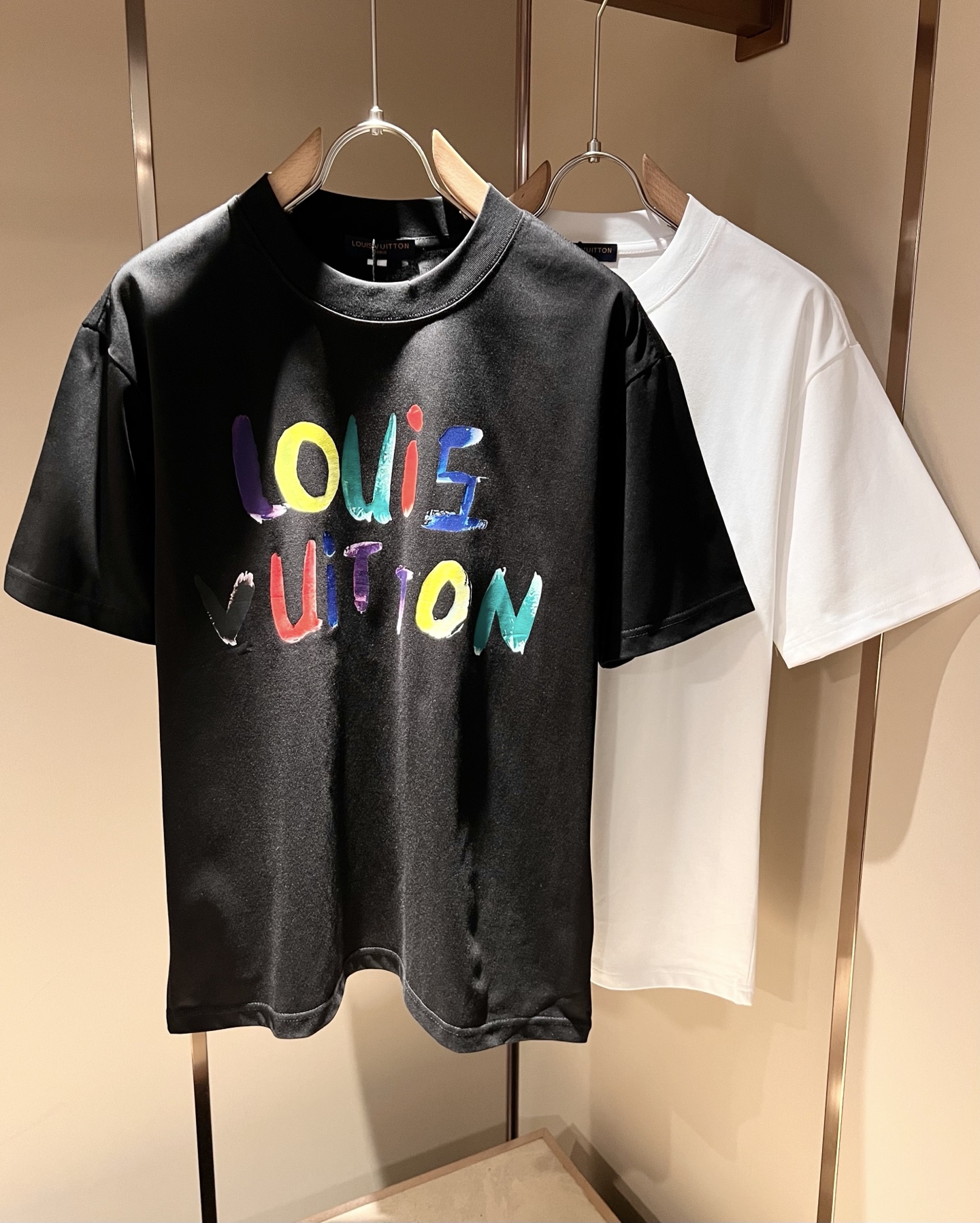 NO:449876,LouisVuitt*Louis*Deng The new series of spring and summer 2025 products are launched, a very fashionable and avant-garde short-sleeved T-shirt for men and women, with logo logo pattern and printing decoration!  Different from the past, it declares the design concept that has been passed down for many years in the brand!  Its eye-catchingness is no less than any classic style, perfectly presenting the fashionable, high-end and luxurious feeling in front of the world!  Made of imported cotton materials, selected high-quality pure cotton fabrics, soft and soft to the touch, the real thing is definitely beyond your imagination, close to the body and breathable, even if you sweat profusely, you will not feel greasy or stuffy, and will bring sweating and moisture absorption to the extreme!  Size M-4XL, louis vuitton,louis vuitton,t-shirt,tees,t-shirt,alexander wang19860909LouisVuitt*路易*登 2025春夏全新系列单品上线,非常时髦前卫的一款男女同款短袖T恤,标识logo图案印花修饰！区别于以往的不同,宣示品牌传承多年的设计理念！其吸睛度完全不亚于任何经典款式,将时髦高级感与奢华感完美呈现在世人眼前！客供进口全棉材质制成,精选优质纯棉面料,触感软糯亲肤细腻,实物到手绝对超乎你的想象,贴身无比舒适透气,即便是汗流浃背也不会有腻身及闷热感可言,将排汗吸湿性发挥到了极致！尺码M-4XL,,louis vuitton,louis vuitton,T-shirt,tees，t-shirt,alexander wang,Men's clothing