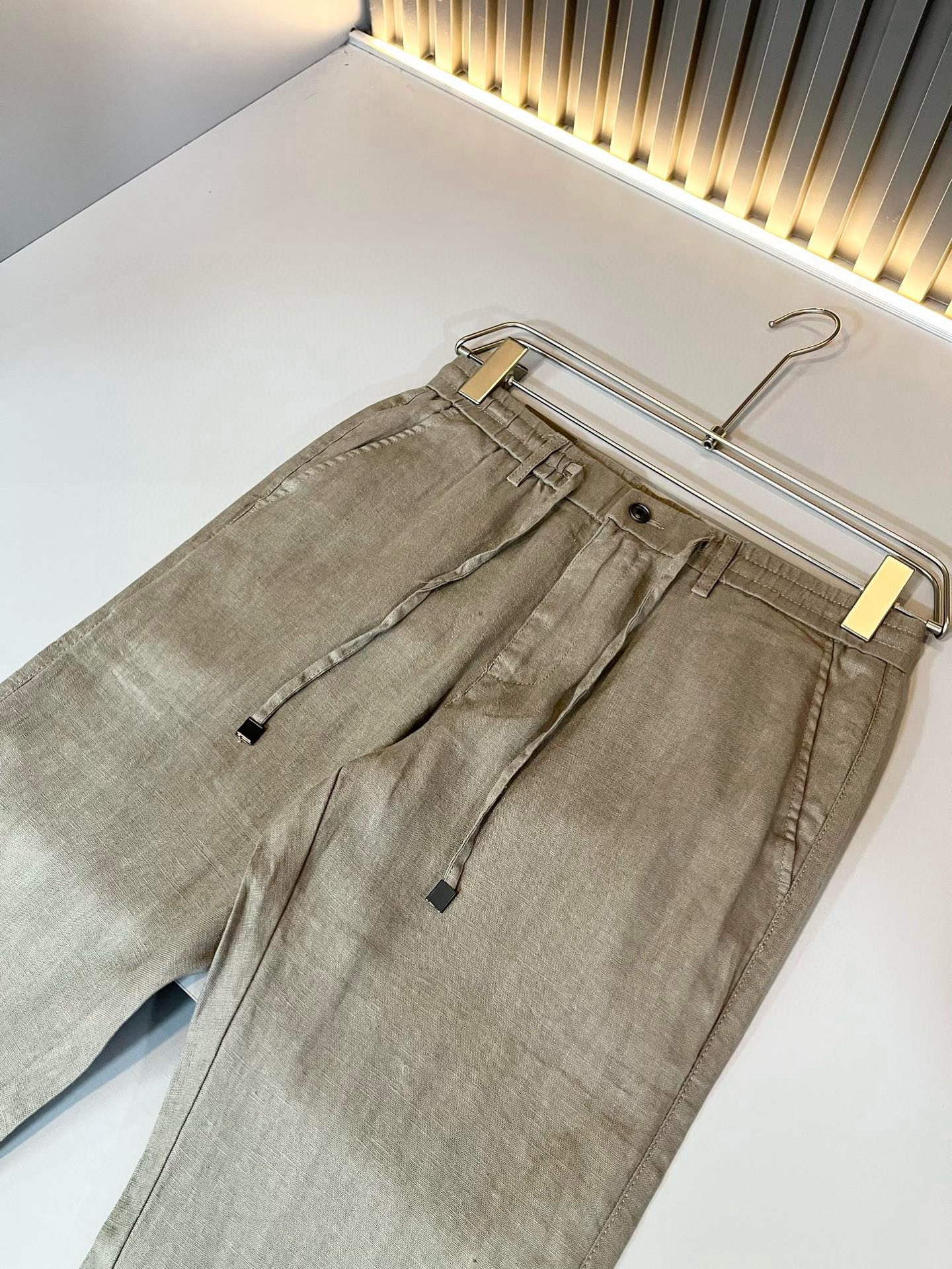   Loro Piana诺悠翩雅 2025春夏新品男士纯亚麻休闲裤，最新的贸易订单全品相！！网红款！上身
