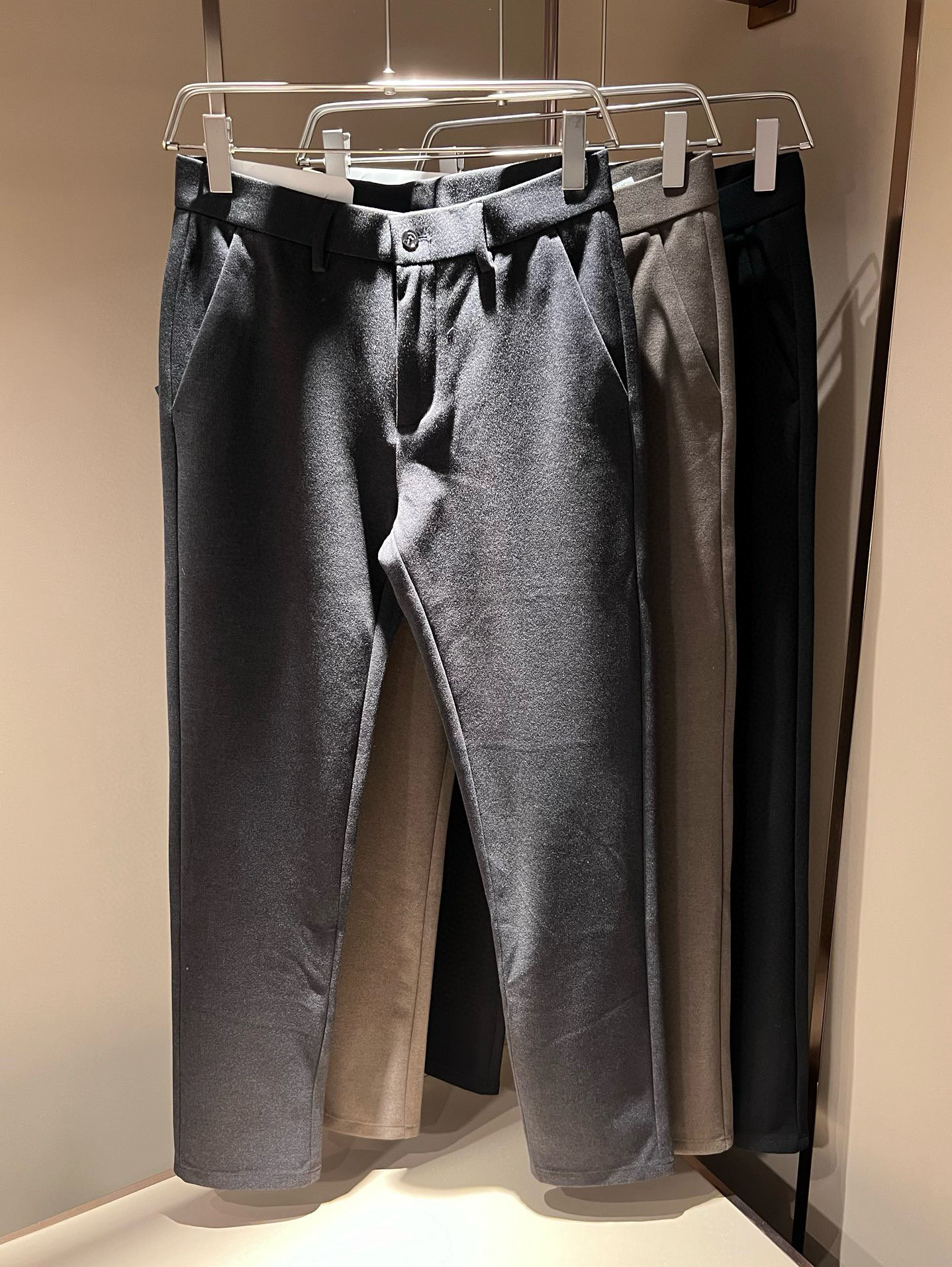 NO:447613,PRA*DA 2025 autumn and winter new cashmere trousers, classic business casual basic trousers for men!  Trading companies have sparse channels and are on sale on the leading official website!  A pair of pants with both design value and practical wearability are both online, taking into account the sense of fashion, and it is undoubtedly the best item for P this year!  Customized original cashmere fabric!  Getting the physical product will definitely give you the desire to repurchase unlimitedly!  The basic suit pants style and the right cutting process are excellent inclusive for the body. They can well modify the leg shape and visually make your legs look longer and straighter, adding a lot to your appearance and aura!  Customized YKK metal zippers, customized original logo hardware accessories for customization!  The iconic classic marking hardware badge patches on the back are self-evident, and the recognition and luxury are self-evident, and the sense of identity is low-key!  The autumn and winter pants are all classic and versatile, and you can easily deal with business and leisure, and you can't find any reason to not buy them!  Size 30-40 37 39,,prada,business suit,alexander wang19860909PRA*DA 普*达 2025秋冬新款羊绒西裤,男士经典商务休闲基础长裤西裤！贸易公司渠道稀出,领先官网发售！设计值与实穿性均在线的一款裤装,兼顾时尚感的同时,绝对算得上是今年P家最佳单品无疑！定制原版羊绒面料！实物到手绝对会让你有无限回购的渴望！基础的西装裤版型,恰到好处的裁剪工艺,对于身材包容性极好,能够很好的修饰腿型,在视觉上显腿长显腿直,为你的颜值与气场加分不少！客供定制YKK金属拉链,定制原版logo五金辅料修饰！后幅标志性经典标五金徽章贴饰,其辨识度与奢华感不言而喻,低调中不失身份感！的秋冬神裤,百搭基础的经典,商务休闲皆可轻松应对,根本找不到不入手的理由！尺码30-40 37 39,,prada,business suit,alexander wang,Men's clothing