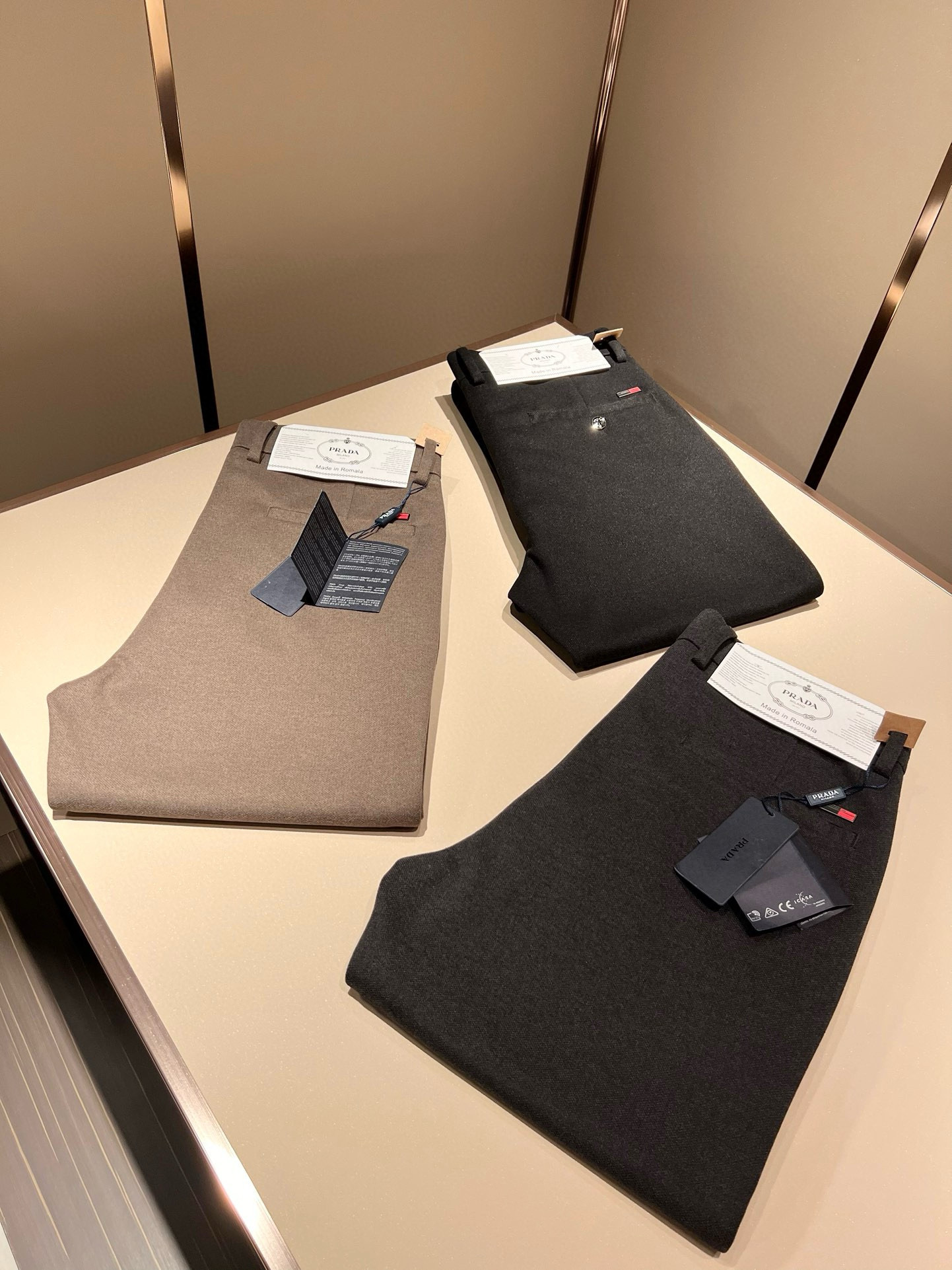 NO:447675,PRA*DA New autumn and winter cashmere trousers, classic business casual basic trousers for men!  Trading companies have sparse channels and are on sale on the leading official website!  A pair of pants with both design value and practical wearability are both online, taking into account the sense of fashion, and it is undoubtedly the best item for P this year!  Customized original cashmere fabric!  Getting the physical product will definitely give you the desire to repurchase unlimitedly!  The basic suit pants style and the right cutting process are excellent inclusive for the body. They can well modify the leg shape and visually make your legs look longer and straighter, adding a lot to your appearance and aura!  Customized YKK metal zippers, customized original logo hardware accessories for customization!  The iconic classic marking hardware badge patches on the back are self-evident, and the recognition and luxury are self-evident, and the sense of identity is low-key!  The autumn and winter pants are all classic and versatile, and you can easily deal with business and leisure, and you can't find any reason to not buy them!  Size 30-40 37 39,,prada,business suit,alexander wang19860909PRA*DA 普*达 秋冬新款羊绒西裤,男士经典商务休闲基础长裤西裤！贸易公司渠道稀出,领先官网发售！设计值与实穿性均在线的一款裤装,兼顾时尚感的同时,绝对算得上是今年P家最佳单品无疑！定制原版羊绒面料！实物到手绝对会让你有无限回购的渴望！基础的西装裤版型,恰到好处的裁剪工艺,对于身材包容性极好,能够很好的修饰腿型,在视觉上显腿长显腿直,为你的颜值与气场加分不少！客供定制YKK金属拉链,定制原版logo五金辅料修饰！后幅标志性经典标五金徽章贴饰,其辨识度与奢华感不言而喻,低调中不失身份感！的秋冬神裤,百搭基础的经典,商务休闲皆可轻松应对,根本找不到不入手的理由！尺码30-40 37 39,,prada,business suit,alexander wang,Men's clothing