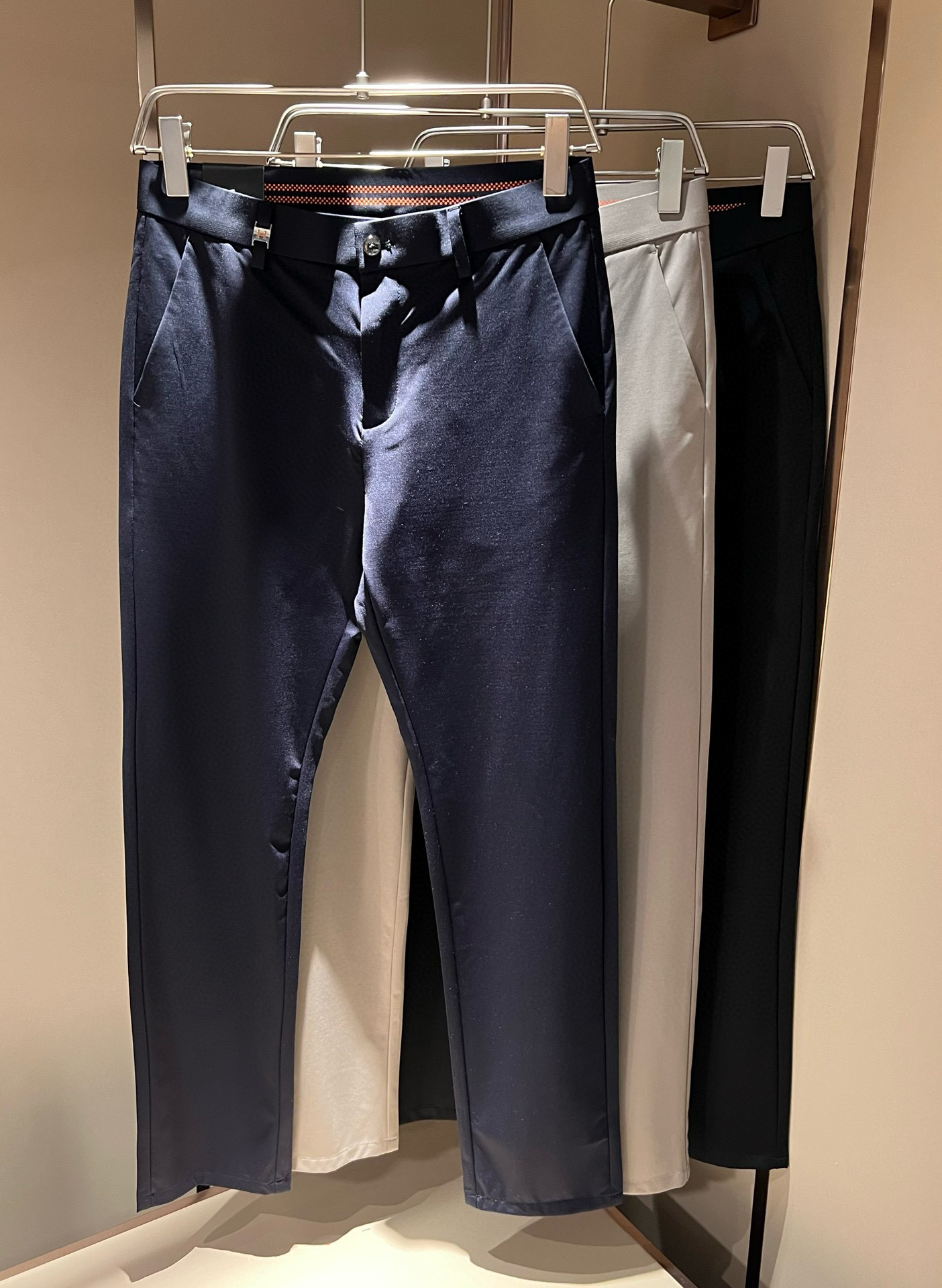 NO:447621,HERM*S AES 2025 Spring and Summer Men's High-end Casual Trousers Overseas Trading Company Channel Orders!  Men's business slim straight trousers!  Shanghai Henglong store is on sale!  It is high-end, simple, and has exquisite craftsmanship and materials. It is very rigorous and demanding in pursuit of quality. It uses every detail to prove its brand image!  The typical essence of H home, the very representative logo letter logo hardware design!  The brand image of H's home is perfectly explained, and the signature leather brand is also quite amazing. The brand logo is built, the fabric is perfectly transformed and sublimated, and the elastic spandex cotton fabric is customized!  The texture has a unique retro style, which is quite outstanding. It is recognized as a universal and versatile color number, and can withstand the test of any season!  Well-tailed, clean, refreshing and neat!  Size 30-40 37 39,,hermes,alexander wang19860909HERM*S爱*仕 2025春夏男士高端休闲西裤 海外贸易公司渠道订单 ！男士商务修身直筒西裤！上海恒隆店在售！高级、简约,工艺和用料方面都颇为考究,对于品质的追求非常严谨和苛刻,用每一个细节来力证自身品牌形象！H家的典型精髓,极具代表性标志字母logo五金设计！将H家的品牌形象完美阐释出来,招牌式的皮牌亦颇为惊艳,构建出品牌LOGO,面料得到完美蜕变和升华,定制弹力氨纶棉面料！肌理有着独特的复古风格,相当出彩,公认的万能百搭色号,经得住任何季节的考验配色！剪裁精良,干净清爽且利落！尺码30-40 37 39,,hermes,alexander wang,Men's clothing