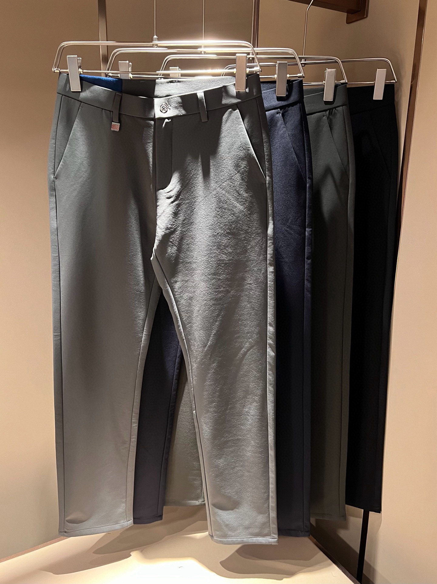 NO:447628,LouisVuitt*Louis*Deng 2025 spring and summer new men's casual trousers, classic and fashionable versatile business casual trousers for men! The first choice for urban elite business casual, trading company channels are rare, and the leading official website is on sale! The LV logo casual trousers with its own labeled LV logo, an indispensable versatile product in the closet, convenient and comfortable to wear, and very easy to match with fashionable styles! This casual trousers are carefully selected and made of high-quality blended spandex material! It has excellent comfort and breathability, with a good sense of verticality, is not easy to wrinkle and deform, and is comfortable to wear and feels skin-friendly and comfortable. The texture of the fabric is so high-end, you will know immediately when you get the actual product. It can definitely be called an excellent product for unlimited repurchase! They are all the most recognizable classic elements of Louis Home, and all auxiliary materials come with their own brand logo design! So show the perfect quality pants in the subtleties! The meticulous and smooth wiring inside the trousers are more exquisite in details, which show excellent craftsmanship, which is enough for quality controls to take away! The basic regular straight-fitting cut has no restrictions on body shape, and the invincible versatile color combination easily challenges any top, perfectly combining business and casual style outfit! Size 30-4037 39,,louis vuitton,louis vuitton,louis vuitton,alexander wang19860909LouisVuitt*路易*登 2025春夏新款男士休闲西裤,男士经典时尚百搭商务休闲西裤! 都市精英商务休闲首选,贸易公司渠道稀出,领先官网发售!自带标签化的LV标识logo休闲西裤,衣橱里不可或缺的百搭臻品,穿着便捷舒适又非常极易搭配时尚造型！此款休闲西裤用心甄选客供优质混纺氨纶材质制成！舒适性与透气性兼优,有着很好的垂直感,不易起皱变形,着穿触感亲肤舒适,面料的质感有多高级,实物到手你立刻便知,绝对可以称为无限回购的绝佳臻品！都是路易家最具辦识度的经典元素,所有辅料自带品牌logo设计！所以细微之处尽情展现完美品质裤子！裤身内里缜密平顺的走线,细节方面更为考究,极好的彰显了出色工艺,足以让品控们闭眼收走!基础常规的直筒版型裁剪,对于体型没有限制可言,无敌的百搭配色,轻松挑战任何上装,完美兼具商务与休闲风格穿搭!尺码30-4037 39,,louis vuitton,louis vuitton,louis vuitton,alexander wang,Men's clothing