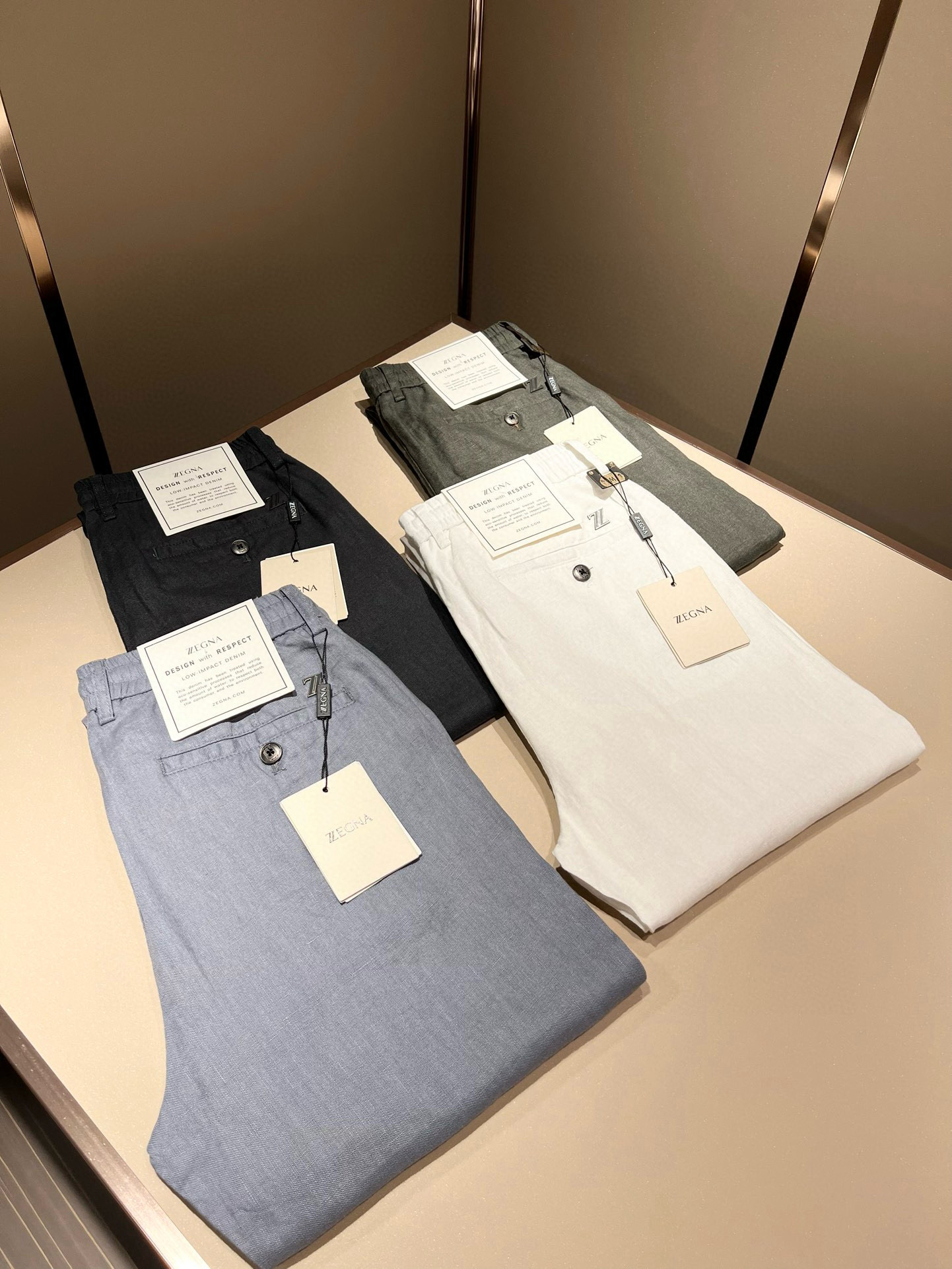 NO:447636,Ermenegildo Zeg*aJia 2025 spring and summer new men's pure linen casual pants, the finale of the channel goods have appeared!  !  Sold simultaneously at the counter!  It is no exaggeration to say that this trouser is made from the original OEM channel, not a bragging original OEM, but is a product from the domestic ready-to-wear OEM factory officially authorized by Jenia!  Therefore, the ratio of quantity and size is extremely short, so you can earn it if you grab it!  The best pants in spring and summer are officially unveiled!  !  !  !  !  !  Zegna's things have always been one of the only essential outfits for successful business people!  Not everyone can easily surpass the brand's high-end style and its own strong aura. No matter which season the style is, it is a standard temperament!  However, the fabric style is between business and casual and daily wear, and customizes original hardware logo accessories!  Only Jenya, who can design a pair of trousers so well-suited to the public, is the only one who focuses on men's clothing, business and casualness!  Whether you wear this style in a casual occasion or in a business occasion, you must wear it well and be able to wear it to your own taste!  Pants that give yourself unlimited points!  Size M-4XL, zegna,alexander wang19860909Ermenegildo Zeg*a杰*亚 2025春夏新款男士纯亚麻休闲裤,压轴的渠道货出现了！！柜台同步销售！ 毫不夸张的说,此款裤装是原厂代工渠道的货,并不是吹牛的原厂代工,完全是由杰尼亚官方授权的国内成衣代工厂出来的产品！所以数量跟尺码配比都极度紧缺,抢到就是赚到！春夏最好的裤装正式揭幕！！！！！！Zegna的东西,从来都是成功商务人士的专属必备行头之一！品牌高级的格调以及自带强大的气场并不是所有人都能轻易凌驾的.无论哪季的款式都是都是气质标配！但是面料版型又介乎于商务休闲跟日常穿着之间,定制原版五金logo辅料配件！能将一款裤装设计到如此贴合大众穿着,也就只有专注于男装商务休闲的杰尼亚了！不论您是休闲场合穿搭,或者商务场合此款都能搭配的恰到好处要穿,就必须穿好的,能穿出属于自己品味的！给自己无限加分的裤子！尺码M-4XL,,zegna,alexander wang,Men's clothing