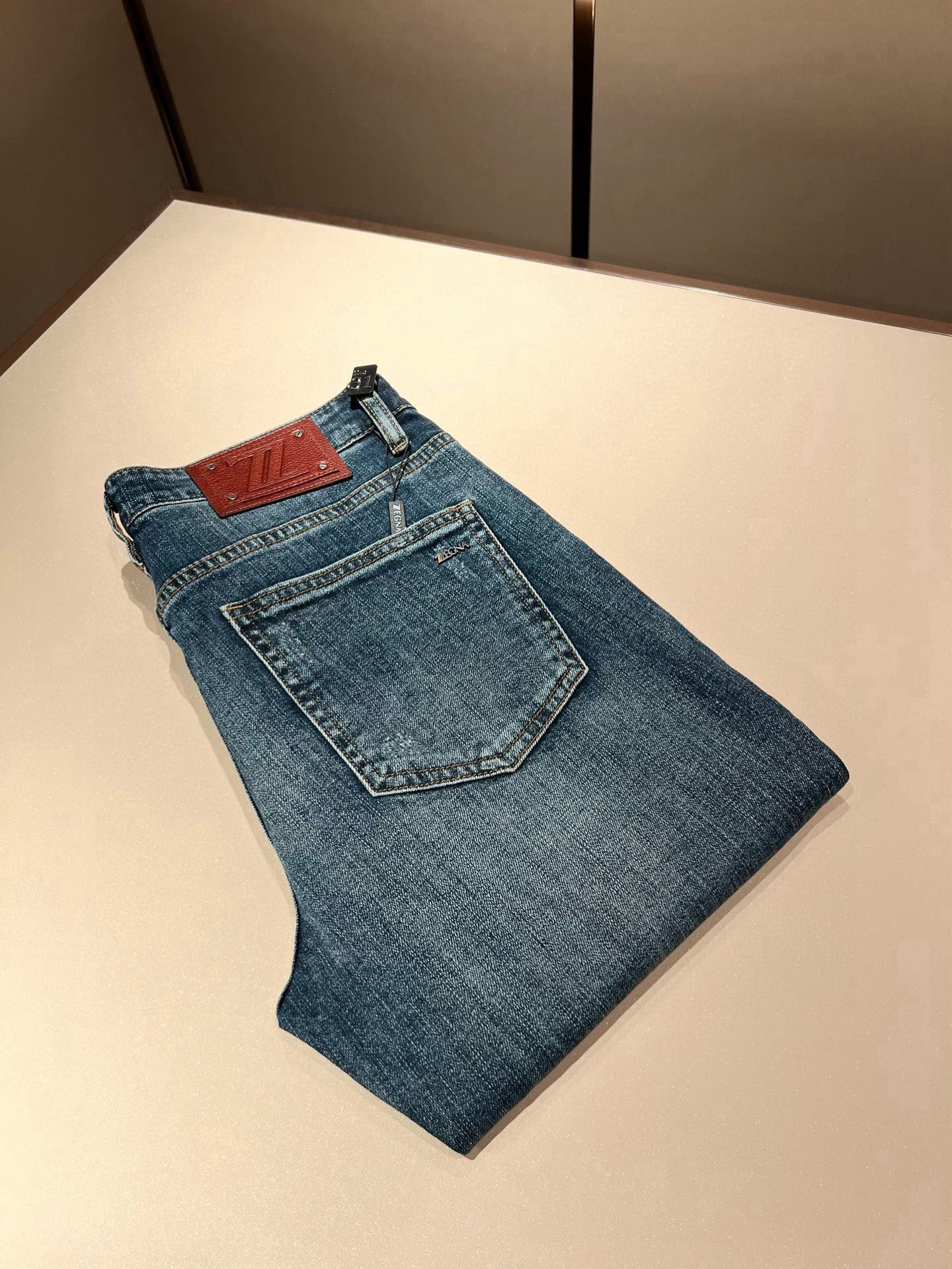 NO:447644,Zegna's new spring and summer 2025 new men's casual jeans, the finale of the channel has appeared!  !  Sold simultaneously at the counter!  It is no exaggeration to say that this trouser is made from the original OEM channel, not a bragging original OEM, but is a product from the domestic ready-to-wear OEM factory officially authorized by Jenia!  Therefore, the ratio of quantity and size is extremely short, so you can earn it if you grab it!  The best pants are officially unveiled!  !  !  !  !  !  Zegna's things have always been one of the only essential outfits for successful business people!  Not everyone can easily surpass the brand's high-end style and its own strong aura. No matter which season the style is, it is a standard temperament!  However, the fabric style is between business and casual and daily wear, and the waist design logo waist brand decoration!  Only Jenya, who can design a pair of trousers so well-suited to the public, is the only one who focuses on men's clothing, business and casualness!  Whether you wear this style in a casual occasion or in a business occasion, you must wear it well and be able to wear it to your own taste!  Pants that give yourself unlimited points!  Size 29-40, zegna, jeans, alexander wang19860909Zegna 杰尼亚 2025春夏新款男士休闲牛仔裤,压轴的渠道货出现了！！柜台同步销售！ 毫不夸张的说,此款裤装是原厂代工渠道的货,并不是吹牛的原厂代工,完全是由杰尼亚官方授权的国内成衣代工厂出来的产品！所以数量跟尺码配比都极度紧缺,抢到就是赚到！最好的裤装正式揭幕！！！！！！Zegna的东西,从来都是成功商务人士的专属必备行头之一！品牌高级的格调以及自带强大的气场并不是所有人都能轻易凌驾的.无论哪季的款式都是都是气质标配！但是面料版型又介乎于商务休闲跟日常穿着之间,腰身设计logo腰牌修饰！能将一款裤装设计到如此贴合大众穿着,也就只有专注于男装商务休闲的杰尼亚了！不论您是休闲场合穿搭,或者商务场合此款都能搭配的恰到好处要穿,就必须穿好的,能穿出属于自己品味的！给自己无限加分的裤子！尺码29-40,,zegna,jeans,alexander wang,Men's clothing