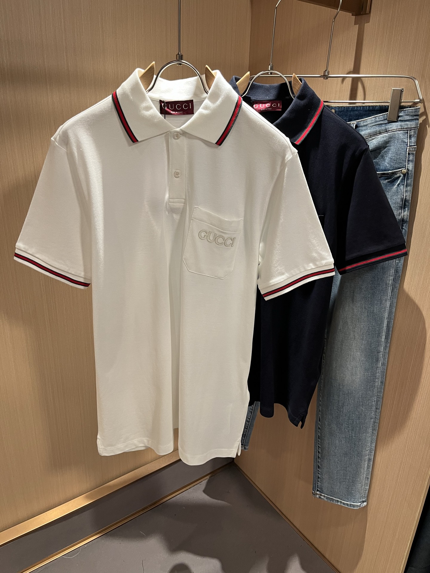 NO:455801,GUC*I Gujia's new short-sleeved Polo shirt in spring and summer 2025 has been sold on the trading company and is released simultaneously on the official website!  G Home Spring and Summer Series Couples are launched, with leather logo design on the chest!  The fabric is breathable and has a certain sense of self-weight. Customized original imported top-grade bead floor cotton fabric!  It is breathable and comfortable to wear with close body, beautiful colors, eye-catching and fashionable. The unique patterns can definitely make you outstanding among the crowd!  The upper body effect is age-reducing and versatile. It can easily get daily casual outfits for both men and women!  Size M-2XL, gucci, gucci, gucci, T-shirt, alexander wang19860909GUC*I 古家2025春夏新款短袖Polo衫,贸易公司渠道稀出,同步官网发售！G家春夏系列情侣上线,胸前皮革logo设计！面料透气有一定的自重感,定制原版进口顶级珠地棉面料！贴身穿着透气亲肤舒适,色彩靓丽、吸睛时髦度爆棚,与众不同的图案绝对可以让你在人群中出彩万分！上身效果减龄又百搭,轻松Get起日常休闲穿搭,男女皆可轻松驾驭！尺码M-2XL,,gucci,gucci,gucci,T-shirt,alexander wang,Men's clothing