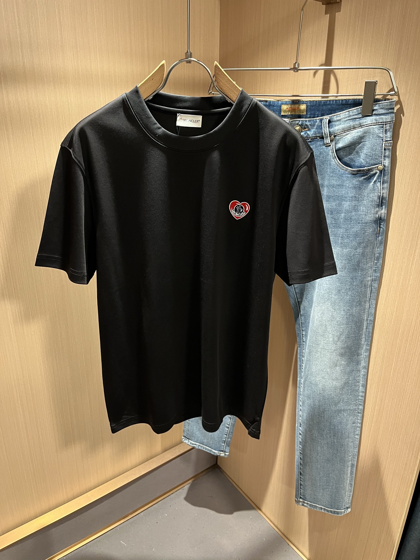 NO:456892,Moncler Mengjia 2025 Spring and Summer Latest Men and Women's Same Trade Order Short-sleeved T-shirt, Full Quality!  !  Internet celebrity style!  Embroidery design with logo pattern!  The upper body is comfortable and breathable, not stiff, and the overall three-dimensional feeling is rich. Quality export orders, customized exclusive pure cotton fabric tailoring to meet the simple needs of commuters for dressing. The upper body is very effective, slim and not picky about the figure. The fabric workmanship... Improper, only good craftsmanship can make you feel good and tasteful. A must-have item for everyone!  Size S-2XL, T-shirt,tees,t-shirt,alexander wang19860909Moncler蒙家 2025春夏最新男女同款贸易订单短袖T恤,全品相！！网红款！采用logo图案刺绣设计！上身舒适透气,不僵硬,整体有着丰富的立体感,品质出口订单,定制专属纯棉面料剪裁,满足通勤人们对于着装的简约需求,上身效果很好,显瘦,不挑剔身材.面料做工....无可挑剔,好工艺好面料才能穿出好品味一款,人手必备单品！尺码S-2XL,,T-shirt,tees，t-shirt,alexander wang,Men's clothing