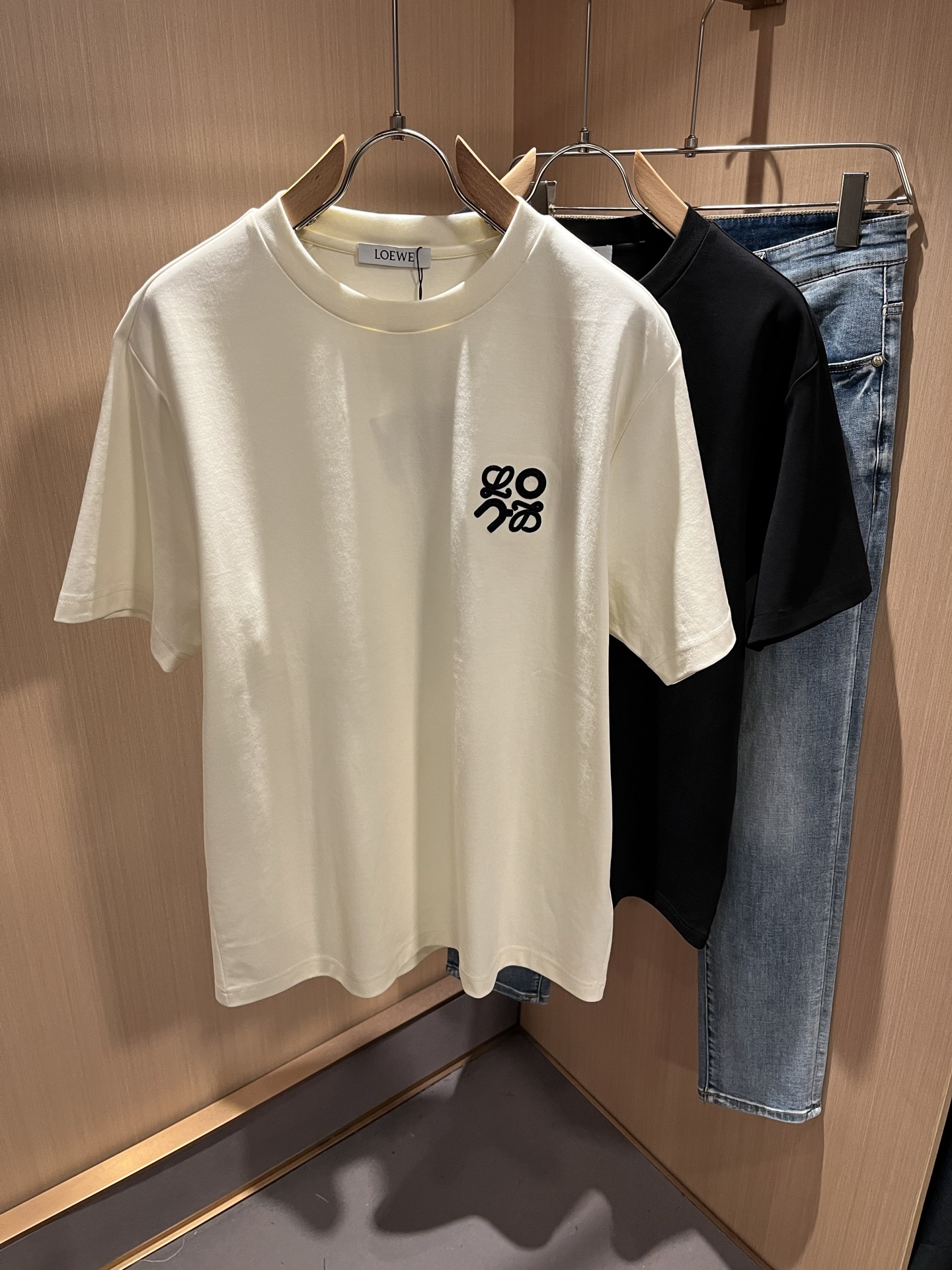 NO:456845,LOE*WE Luo*We 2025 spring and summer new short-sleeved T-shirt for men and women, original Italian order channel, very personalized and high-end style, logo logo pattern embroidery craft design!  Couple pure cotton short-sleeved T-shirt!  !  The latest fashion trends and popular products are here, and it is another simple and high-end fashion item. It is a fashion product with very high-end outfit charm. It is a must-have item for fashion trends!  Original Italian manufacturer channels, special-level orders, and released at the same time as Hong Kong, Macao and Taiwan buyers. This model is also the latest popular product of Luo Yiweijia this year and the most classic product. Its specifications and grades are beyond doubt!  !  The choice is very diverse, and it can be said that this model naturally has a fresh and natural feeling, showing the brand charm and high-end feeling. The texture of this model is very good, and the heavy weight and brilliant skin-friendliness that can be seen with hands are even better, and it is a complete enjoyment of wearing!  !  Size: M-5XL, loewe, loewe, T-shirt,tees, t-shirt,alexander wang19860909LOE*WE罗*威 2025春夏新款男女同款短袖T恤,意大利原厂订单渠道,极具个性高级风,标志logo图案刺绣工艺设计！情侣款纯棉短袖T恤！！最新时尚潮流人气产物驾到,又是一款简约高级的时尚单品,穿搭魅力十分高级不俗的时尚产物 ,时尚潮流必备单品！意大利原厂渠道,特供级别订单,同步港澳台买手店发布,此款也是罗意威家今年的最新人气产物,也是最经典的产物,其规格跟档次更是毋庸置疑！！ 选择极具多样化,言而喻此款自然具备那种清新自然的感觉,彰显品牌魅力与高级感,此款的质感十分的到位,用手可以感知的重磅跟出彩亲肤程度更是上佳,十足的穿着享受！！尺码: M-5XL,,loewe,loewe,T-shirt,tees，t-shirt,alexander wang,Men's clothing