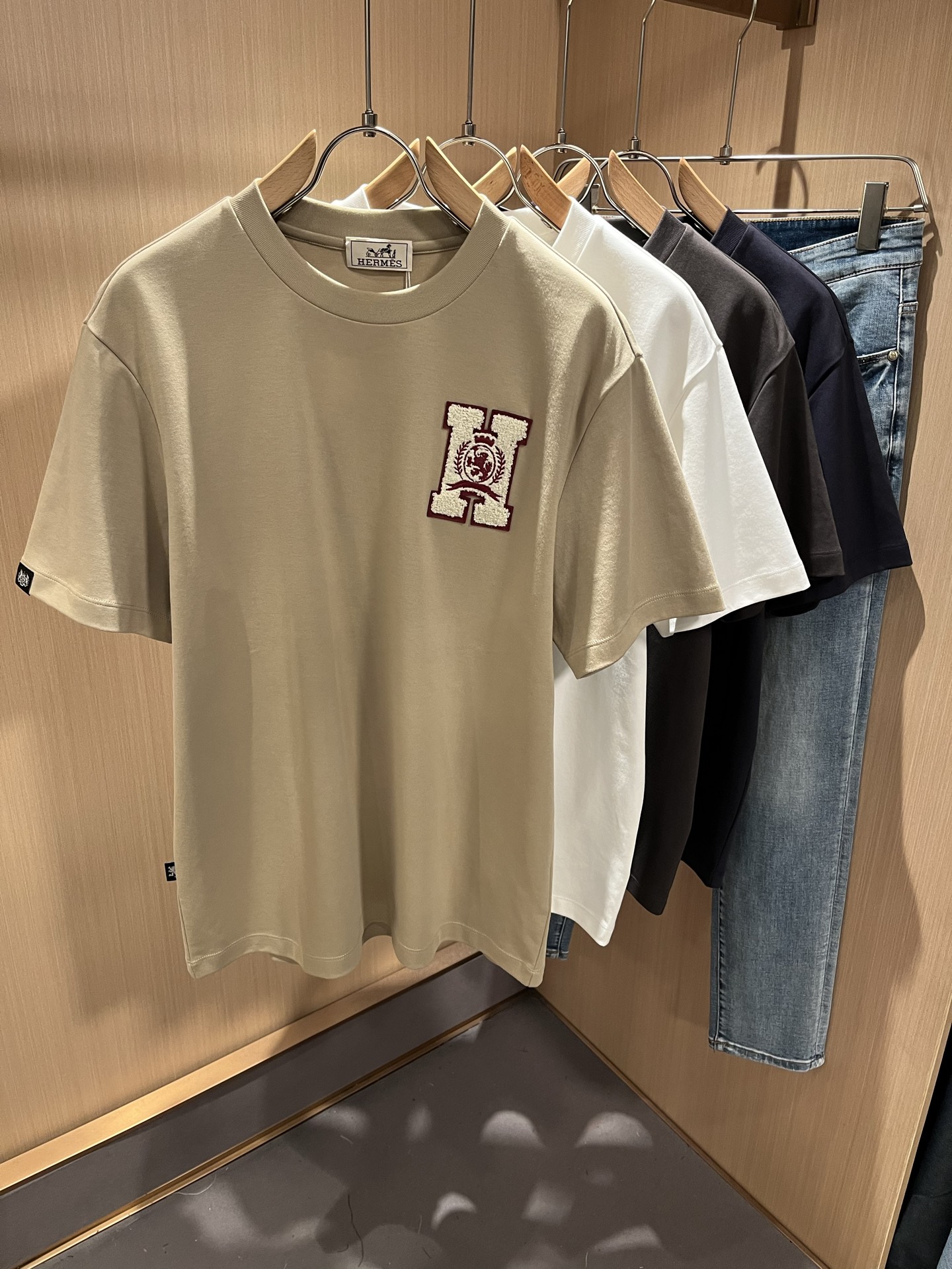 NO:455806,Her*mes 2025 spring and summer new men's short-sleeved T-shirt, a new upgraded versatile basic style, low-key and luxurious, and a choice of character!  Select high-quality and selected pure cotton fabrics!  Created, enjoy a relaxed and comfortable wearing experience, with super vertical performance, the iconic logo flocking craft design with a very delicate craftsmanship and high recognition, showing the new brand micro-label culture!  Classic perfect layout design, precise and in place for cutting. Simple and atmospheric style, and can show fashionable charm in daily leisure life. Size M-5XL, T-shirt,tees, t-shirt,alexander wang19860909Her*mes爱*仕2025春夏新款男士短袖T恤,全新升级百搭基础款,低调奢华,品格之选！甄选优质精选纯棉面料！打造而成,享受轻松自在的穿着体验,有着超强的垂直性能 艺术感极强标志性logo植绒工艺设计,工艺细致,辨识度极高,展现全新品牌微标文化！经典完美版型设计,在裁剪上精准到位.简约大气风格,又能在日常休闲生活中展现时尚魅力.尺码M-5XL,,T-shirt,tees，t-shirt,alexander wang,Men's clothing