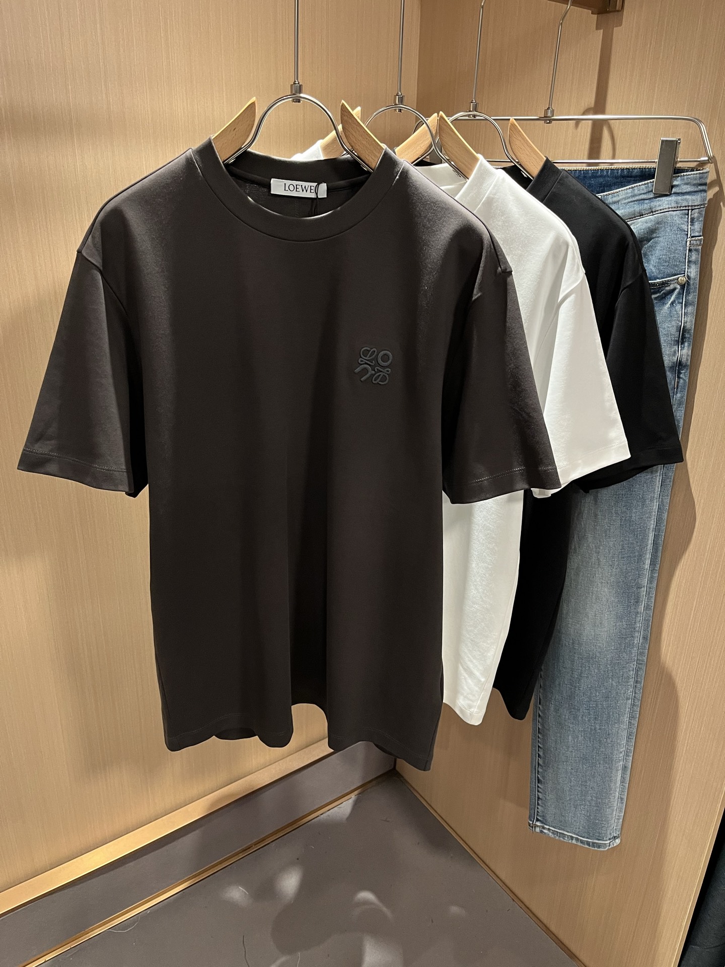 NO:456882,LOE*WE Luo*We 2025 spring and summer new short-sleeved T-shirt for men and women, original Italian order channel, very personalized and high-end style, logo logo pattern embroidery craft design!  Couple pure cotton short-sleeved T-shirt!  !  The latest fashion trends and popular products are here, and it is another simple and high-end fashion item. It is a fashion product with very high-end outfit charm. It is a must-have item for fashion trends!  Original Italian manufacturer channels, special-level orders, and released at the same time as Hong Kong, Macao and Taiwan buyers. This model is also the latest popular product of Luo Yiweijia this year and the most classic product. Its specifications and grades are beyond doubt!  !  The choice is very diverse, and it can be said that this model naturally has a fresh and natural feeling, showing the brand charm and high-end feeling. The texture of this model is very good, and the heavy weight and brilliant skin-friendliness that can be seen with hands are even better, and it is a complete enjoyment of wearing!  !  Size: M-5XL, loewe, loewe, T-shirt,tees, t-shirt,alexander wang19860909LOE*WE罗*威 2025春夏新款男女同款短袖T恤,意大利原厂订单渠道,极具个性高级风,标志logo图案刺绣工艺设计！情侣款纯棉短袖T恤！！最新时尚潮流人气产物驾到,又是一款简约高级的时尚单品,穿搭魅力十分高级不俗的时尚产物 ,时尚潮流必备单品！意大利原厂渠道,特供级别订单,同步港澳台买手店发布,此款也是罗意威家今年的最新人气产物,也是最经典的产物,其规格跟档次更是毋庸置疑！！ 选择极具多样化,言而喻此款自然具备那种清新自然的感觉,彰显品牌魅力与高级感,此款的质感十分的到位,用手可以感知的重磅跟出彩亲肤程度更是上佳,十足的穿着享受！！尺码: M-5XL,,loewe,loewe,T-shirt,tees，t-shirt,alexander wang,Men's clothing