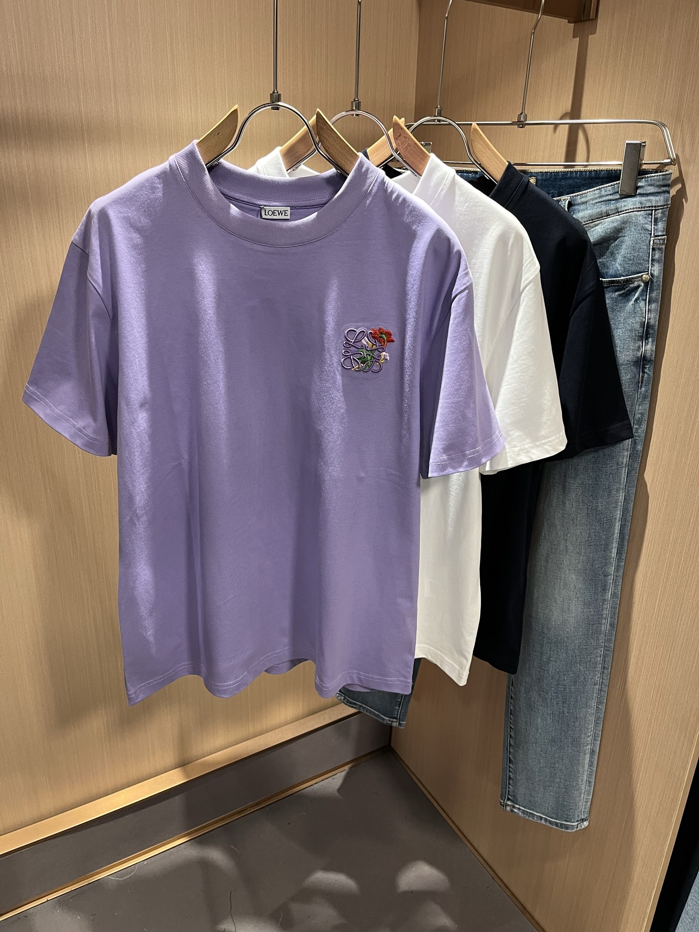 NO:470439,LOE*WE Luo*We 2025 spring and summer new short-sleeved T-shirt for men and women, original Italian order channel, very personalized and high-end style, logo logo pattern embroidery craft design!  Couple pure cotton short-sleeved T-shirt!  !  The latest fashion trends and popular products are here, and it is another simple and high-end fashion item. It is a fashion product with very high-end outfit charm. It is a must-have item for fashion trends!  Original Italian manufacturer channels, special-level orders, and released at the same time as Hong Kong, Macao and Taiwan buyers. This model is also the latest popular product of Luo Yiweijia this year and the most classic product. Its specifications and grades are beyond doubt!  !  The choice is very diverse, and it can be said that this model naturally has a fresh and natural feeling, showing the brand charm and high-end feeling. The texture of this model is very good, and the heavy weight and brilliant skin-friendliness that can be seen with hands are even better, and it is a complete enjoyment of wearing!  !  Size: M-3XL, loewe, loewe, T-shirt,tees, t-shirt,alexander wang19860909LOE*WE罗*威 2025春夏新款男女同款短袖T恤,意大利原厂订单渠道,极具个性高级风,标志logo图案刺绣工艺设计！情侣款纯棉短袖T恤！！最新时尚潮流人气产物驾到,又是一款简约高级的时尚单品,穿搭魅力十分高级不俗的时尚产物 ,时尚潮流必备单品！意大利原厂渠道,特供级别订单,同步港澳台买手店发布,此款也是罗意威家今年的最新人气产物,也是最经典的产物,其规格跟档次更是毋庸置疑！！ 选择极具多样化,言而喻此款自然具备那种清新自然的感觉,彰显品牌魅力与高级感,此款的质感十分的到位,用手可以感知的重磅跟出彩亲肤程度更是上佳,十足的穿着享受！！尺码: M-3XL,,loewe,loewe,T-shirt,tees，t-shirt,alexander wang,Men's clothing