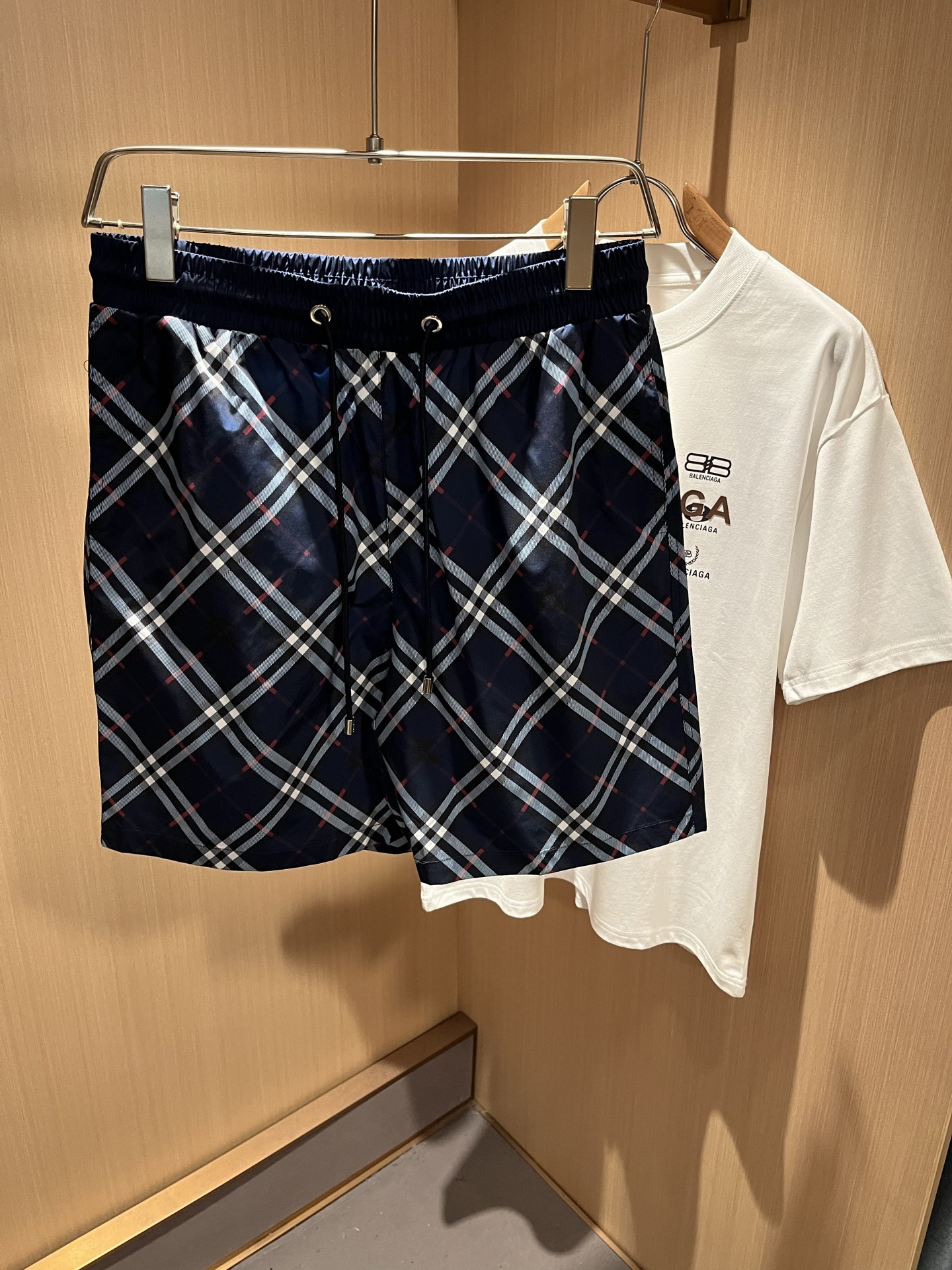 NO:508948,BURBER*Y Ba*li 2025 spring and summer new casual versatile men and women's same casual shorts!  Trading companies have sparse channels and are released on the official website at the same time!  Plaid logo pattern design!  This T-shirt is made of imported polyester fiber material. The materials used by B are still unscrupulous. It is very suitable for wearing in summer. It is skin-friendly and breathable, giving you the most comfortable and comfortable wearing experience!  Very textured and breathable, with a loose basic style cut, perfect for daily casual wear, so hurry up and buy it!  Size M-3XL, Burberry, shorts, tees, t-shirt, alexander wang19860909BURBER*Y巴*莉 2025春夏新款休闲百搭男女同款休闲短裤！贸易公司渠道稀出,同步官网发售！格子标识图案设计！此款T恤衫甄选客供进口聚酯纤维材质制作而成,B家的用料上依然是无法挑剔的,非常适合夏日里穿着,亲肤透气、给你最极致舒爽的穿着体验！ 非常有质感透气,基础宽松版型裁剪,日常休闲着穿的完美之选,还不赶紧入手！尺码M-3XL,,burberry,shorts,tees，t-shirt,alexander wang,Men's clothing