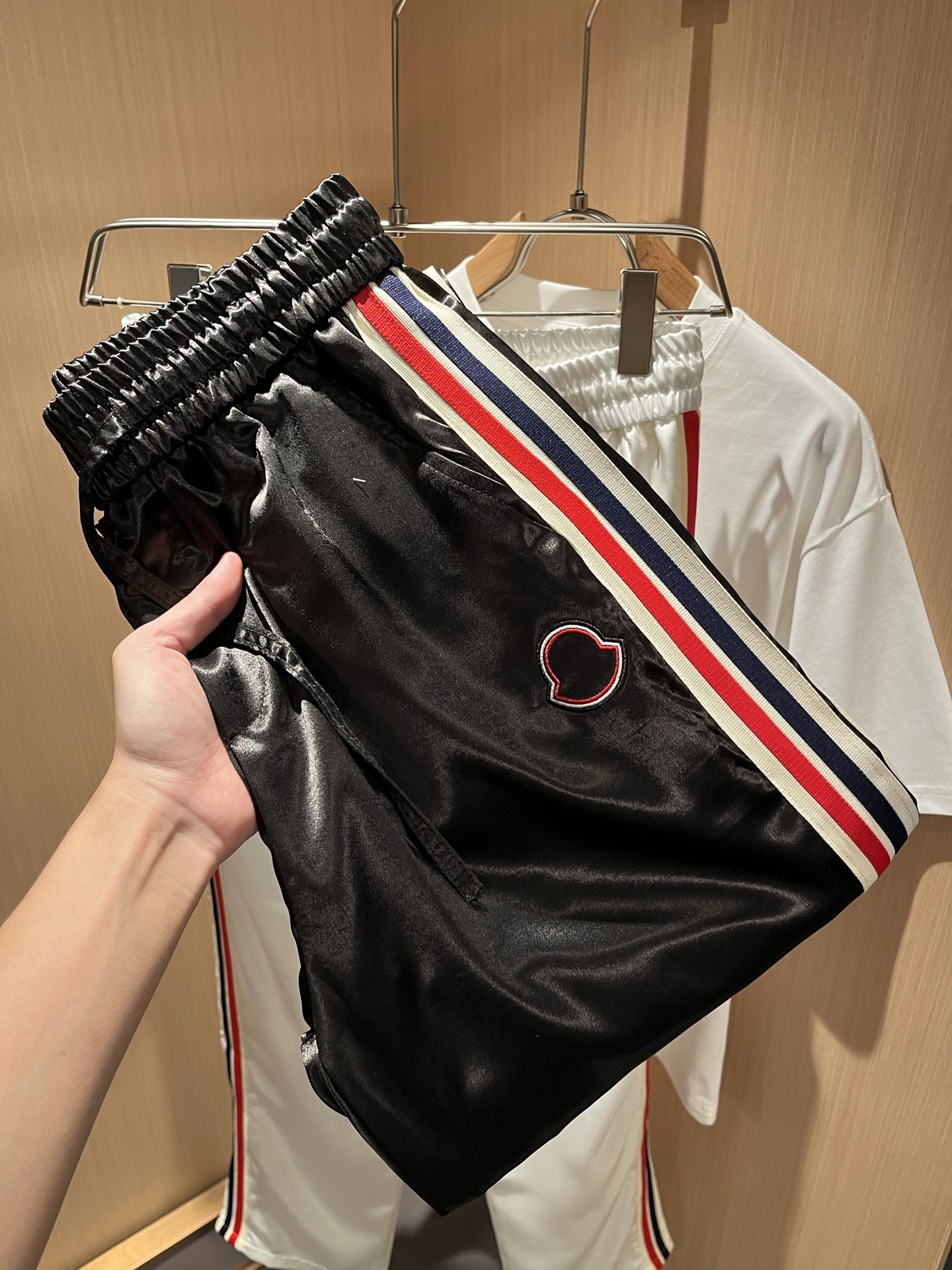 NO:479382,Moncl*rMon*kou latest trade order casual pants in spring and summer 2025!  Full quality!  !  Pants legs logo pattern embroidery design!  Customized exclusive cupric fabric cut!  The upper body is comfortable and breathable, not stiff, and the overall three-dimensional feeling is rich and the quality is exported to meet the simple needs of commuters for dressing. The upper body is very effective, it looks slim and does not picky about the figure. The fabric workmanship is impeccable. Only good craftsmanship can make you look good and tasteful. It is a must-have item for everyone!  Size M-3XL, alexander wang19860909Moncl*r蒙*口2025春夏最新的贸易订单休闲裤！全品相！！裤腿logo图案刺绣设计！定制专属铜氨丝面料剪裁！上身舒适透气,不僵硬,整体有着丰富的立体感,品质出口订单,满足通勤人们对于着装的简约需求,上身效果很好,显瘦,不挑剔身材.面料做工....无可挑剔,好工艺好面料才能穿出好品味一款,人手必备单品！尺码M-3XL,,alexander wang,Men's clothing