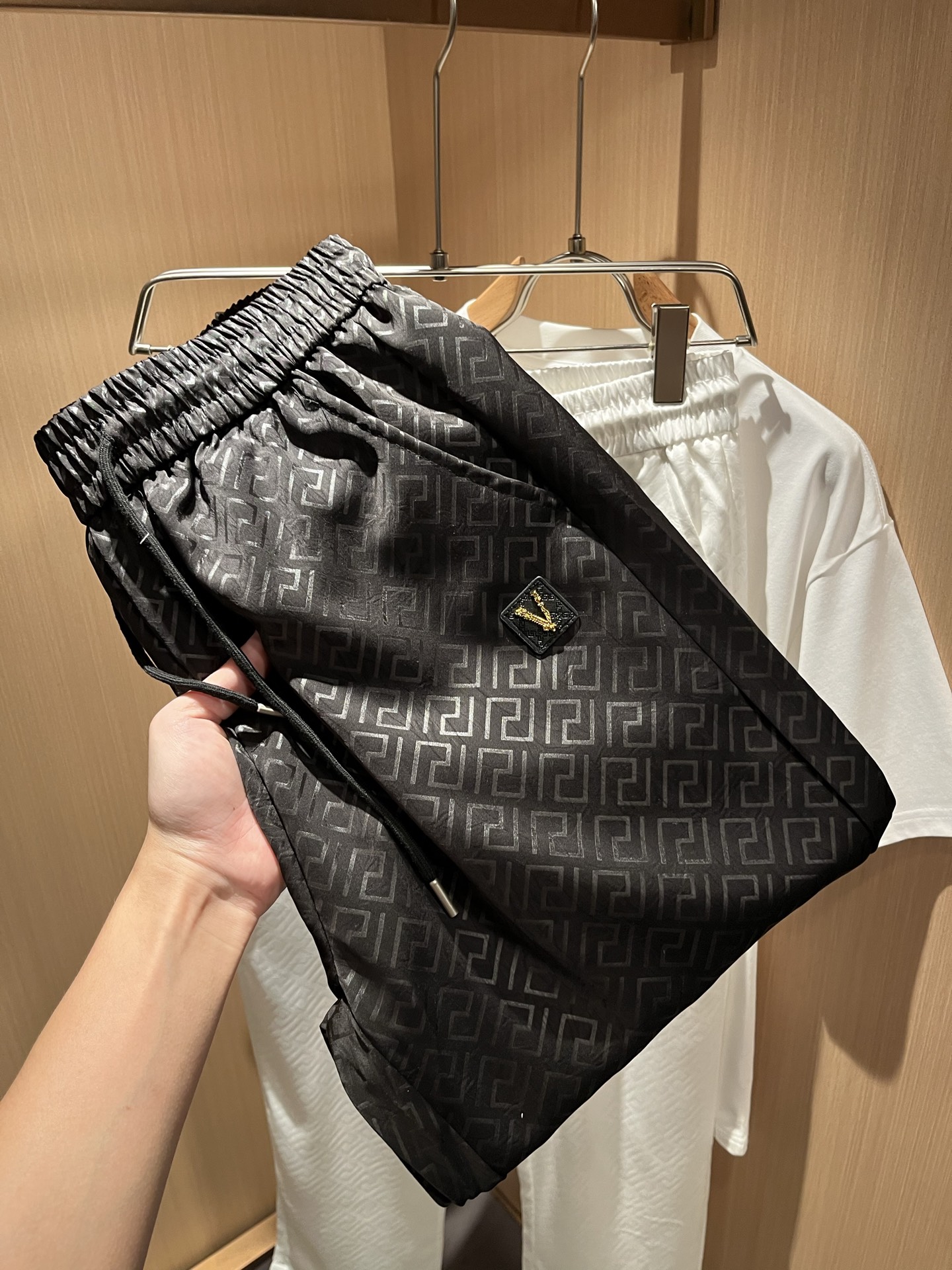 NO:479390,Versa*e Fan*zhe's new spring and summer 2025 men's and women's same casual pants, trendy light luxury new products are available. Original single replica product, high-end quality, the highest version in the market, Milan fashion designer model, sneak peek, exclusive in stock!  Pants legs logo leather badge design!  Customer-supplied original exclusive copper-ammonia fabric!  The atmospheric and boutique printing technology has excellent upper body effect, and the comfortable and close body showcases temperament!  Code number M-3XL, versace, alexander wang19860909Versa*e 范*哲2025春夏新款男女同款休闲裤,潮流轻奢新品登场 原单复刻产物 高端品质 市场最高版本 米兰时装设计师款 先睹为快,独家现货发售！裤腿logo皮革徽章设计！客供原版专属铜氨丝面料！大气精品印花工艺,上身效果超赞,舒适贴身彰显气气质！码数M-3XL,,versace,alexander wang,Men's clothing