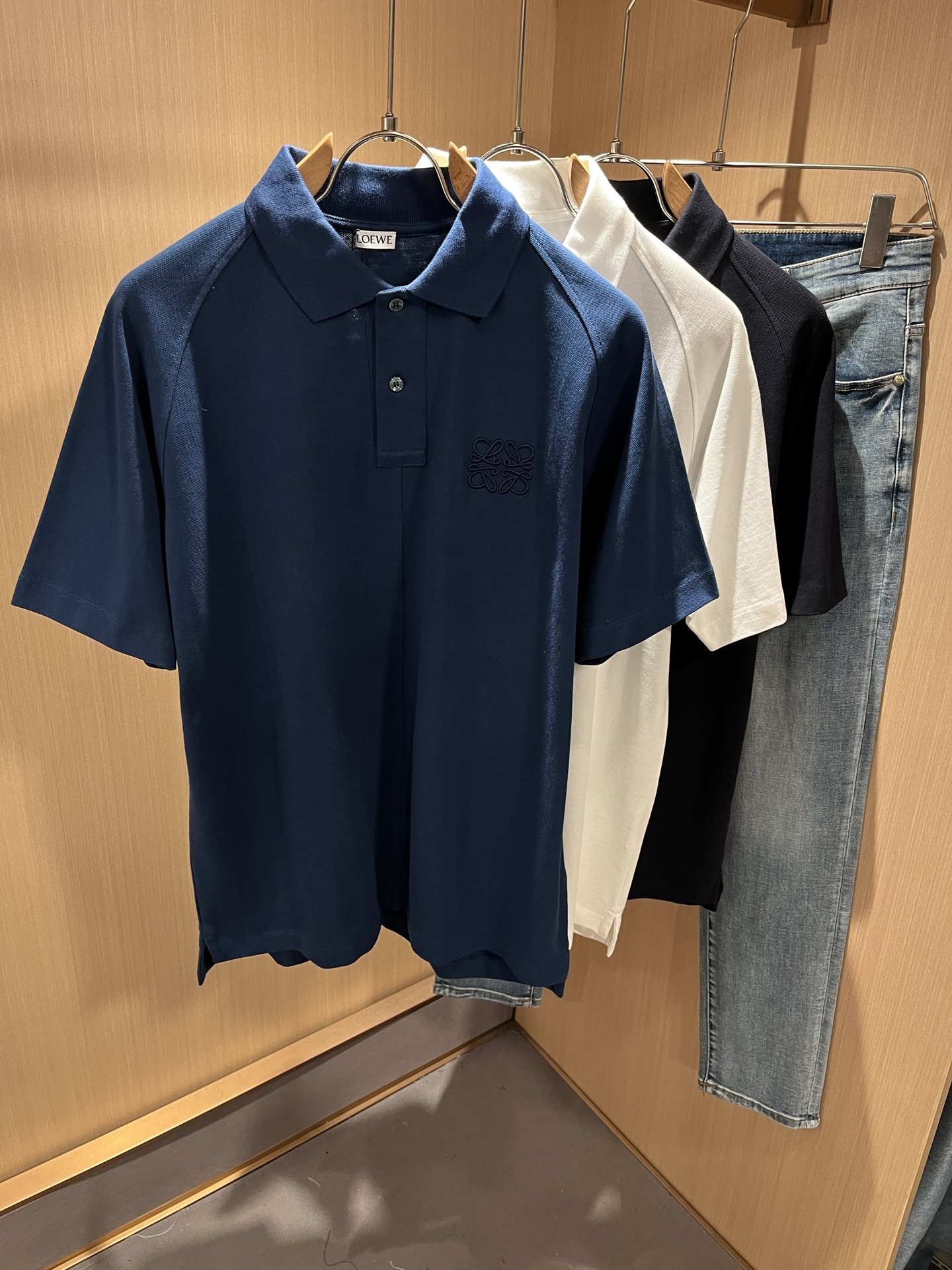 NO:455840,LO*WE/Luo*wei 2025 Spring and Summer Men's Lapel Short-Sleeve POLO Shirt, Trading Company Channel Product, the latest products in 2025 Spring and Summer, official cabinets sold simultaneously, classic star-grade products!  LO*WE's leather goods have the highest voice in the entire fashion circle, with a high brand value and influence, and a century-old historical and cultural heritage. The royal noble brand has subverted modern aesthetics with its exquisite handicrafts and design sense!  The overall design conforms to the aesthetic design of LOE home, uses classic brand elements, perfectly follows the essence and genes of LOE home, and injects the brand logo logo design with the cuff!  The visual is quite exquisite and beautiful, showing the brand's characteristics, with a high recognition and a very fashionable feel. The overall design explains minimalism to the extreme, simple and generous!  Customers supply high-end and high-quality cotton imported from Egypt, selected high-end and high-quality cotton and made by Italian century-old workshops. It is extremely luxurious and special material, with excellent fabric attributes, delicate and natural mesh structure, perfect comfort and breathability, and the touch experience is self-evident, luxurious and ultimate enjoyment!  The quality is perfect, the details are exquisite and exquisite. The fashionable zipper opening and closing placket is matched with a small lapel design, which reduces age and highlights the fashionable temperament. The upper body is full of temperament. The color matching is quite in line with the needs of the matching season. It has a very high degree of mixing and matching. It has nothing to do with age definition and is a very good styling product!  Size M-2XL, loewe, T-shirt, alexander wang19860909LO*WE/罗*威2025春夏男士翻领短袖POLO衫,贸易公司渠道货,2025春夏最新品,官柜同步售卖,经典明星级单品！LO*WE家的皮具单品在整个时装圈最有极高的的发言权,品牌价值影响力颇高,有着百年历史文化底蕴,皇室御贵族御用品牌,其精湛的手工艺及设计感颠覆了现代审美！整体的设计符合LOE家美学设计,运用了经典的品牌元素,完美沿袭了LOE家的精髓与基因,袖口注入品牌logo标识设计！视觉颇为精致美观,彰显了品牌特质,辨识度极高且极具时髦感,整体的设计将极简主义阐释到极致,简约而大方！客供埃及进口高级物料,甄选高端优质棉经过意大利百年工坊定织定染而成,极为奢华特殊的材质,面料属性皆为上乘,网眼结构细腻自然,舒适性与透气性完美兼备,触感体验不言而喻,奢华极致享受！品相完美如斯,细节处处精致考究,时尚拉链开合门襟,搭配小翻领设计,即减龄又凸显了时髦气质感,上身满满的气质感,配色相当符合搭配季节需求,驾驭度混搭性极高,无关年龄界定,造型感极佳的一款单品！尺码M-2XL,,loewe,T-shirt,alexander wang,Men's clothing