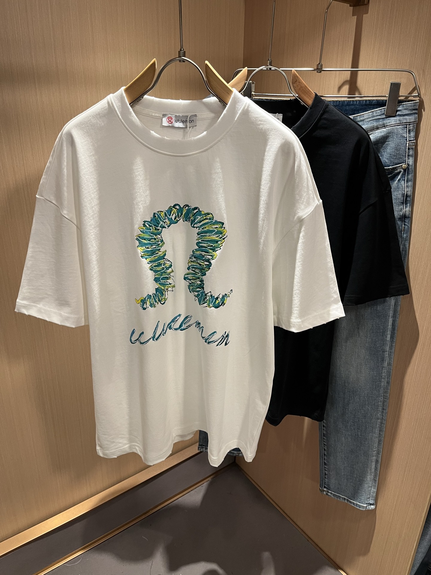 NO:455816,lululemon 2025 spring and summer new short-sleeved T-shirt for men and women, original Italian order channel, very personalized and high-end style, logo logo pattern printing craft design!  Couple pure cotton short-sleeved T-shirt!  !  The latest fashion trends and popular products are here, and it is another simple and high-end fashion item. It is a fashion product with very high-end outfit charm. It is a must-have item for fashion trends!  Original Italian manufacturer channels, special-level orders, and released at the same time as Hong Kong, Macao and Taiwan buyers. This model is also the latest popular product of Luo Yiweijia this year and the most classic product. Its specifications and grades are beyond doubt!  !  The choice is very diverse, and it can be said that this model naturally has a fresh and natural feeling, showing the brand charm and high-end feeling. The texture of this model is very good, and the heavy weight and brilliant skin-friendliness that can be seen with hands are even better, and it is a complete enjoyment of wearing!  !  Size: M-2XL, loewe, T-shirt,tees, t-shirt,alexander wang19860909lululemon 露露乐蒙 2025春夏新款男女同款短袖T恤,意大利原厂订单渠道,极具个性高级风,标志logo图案印花工艺设计！情侣款纯棉短袖T恤！！最新时尚潮流人气产物驾到,又是一款简约高级的时尚单品,穿搭魅力十分高级不俗的时尚产物 ,时尚潮流必备单品！意大利原厂渠道,特供级别订单,同步港澳台买手店发布,此款也是罗意威家今年的最新人气产物,也是最经典的产物,其规格跟档次更是毋庸置疑！！ 选择极具多样化,言而喻此款自然具备那种清新自然的感觉,彰显品牌魅力与高级感,此款的质感十分的到位,用手可以感知的重磅跟出彩亲肤程度更是上佳,十足的穿着享受！！尺码: M-2XL,,loewe,T-shirt,tees，t-shirt,alexander wang,Men's clothing