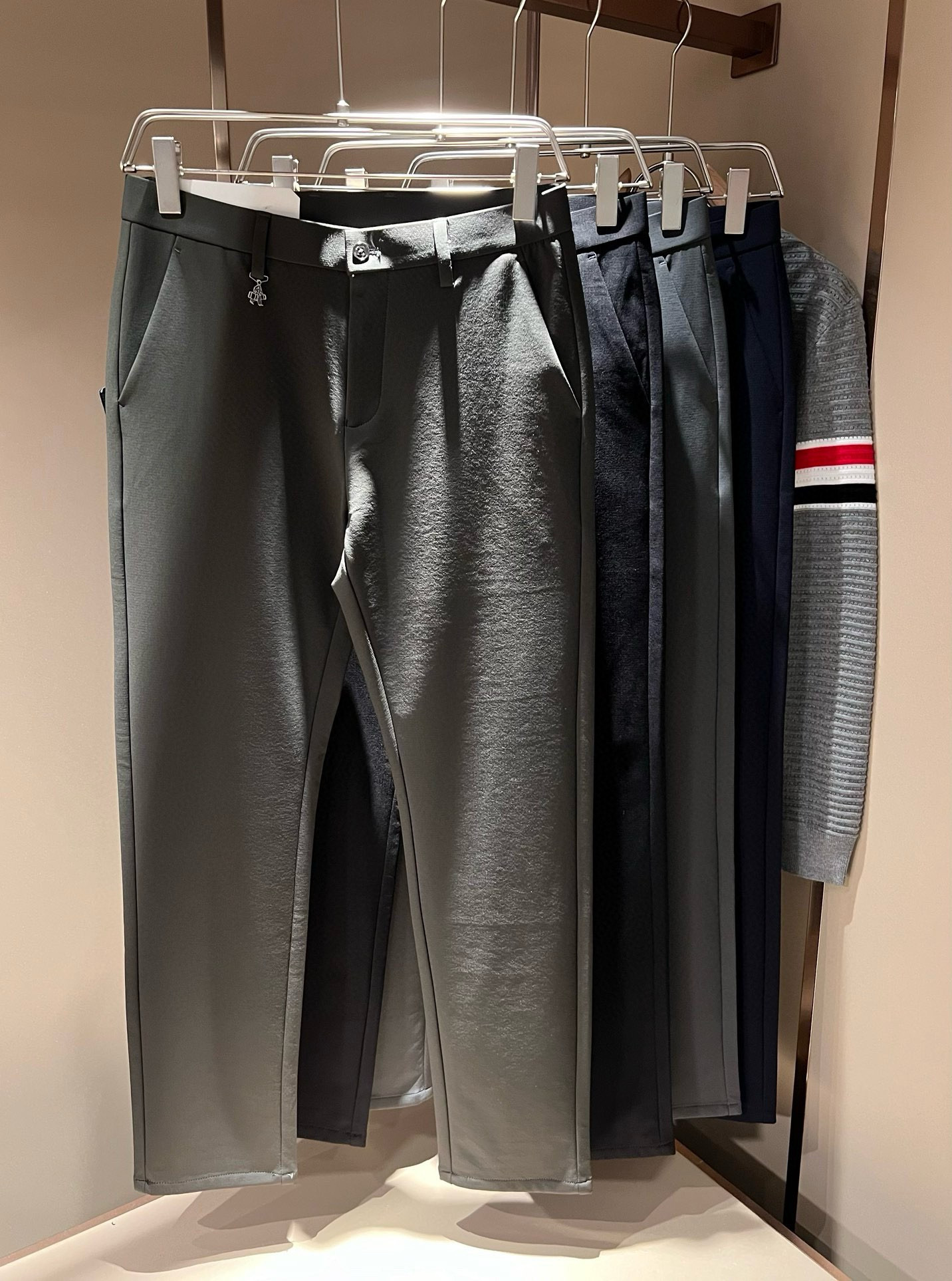 NO:449818,PRA*DA 2025 spring and summer new stretch cotton blended spandex versatile trousers, classic business casual basic trousers for men!  Trading companies have sparse channels and are on sale on the leading official website!  A pair of pants with both design value and practical wearability are both online, taking into account the sense of fashion, and it is undoubtedly the best item for P this year!  The fabric is wrinkle-resistant and light and easy to handle, with a thin, silky and delicate feel, and has excellent breathable, moisture-absorbing and quick-drying performance. It is definitely the best choice in the autumn and winter wardrobe. Getting the real thing will definitely give you the desire to repurchase unlimited!  The basic suit pants style and the right cutting process are excellent inclusive for the body. They can well modify the leg shape and visually make your legs look longer and straighter, adding a lot to your appearance and aura!  Customized YKK metal zippers, customized original logo hardware accessories for customization!  The iconic classic marking hardware badge patches on the back are self-evident, and the recognition and luxury are self-evident, and the sense of identity is low-key!  A classic with a versatile foundation can be easily dealt with in business and leisure, and there is no reason to not buy it!  Size 30-40 37 39,,prada,business suit,alexander wang19860909PRA*DA 普*达 2025春夏新款弹力棉质混纺氨纶百搭西裤,男士经典商务休闲基础长裤西裤！贸易公司渠道稀出,领先官网发售！设计值与实穿性均在线的一款裤装,兼顾时尚感的同时,绝对算得上是今年P家最佳单品无疑！面料抗皱轻盈好打理,手感轻薄丝滑细腻,拥有着极佳的透气吸湿速干性能,绝对是秋冬衣橱中不二之选,实物到手绝对会让你有无限回购的渴望！基础的西装裤版型,恰到好处的裁剪工艺,对于身材包容性极好,能够很好的修饰腿型,在视觉上显腿长显腿直,为你的颜值与气场加分不少！客供定制YKK金属拉链,定制原版logo五金辅料修饰！后幅标志性经典标五金徽章贴饰,其辨识度与奢华感不言而喻,低调中不失身份感！百搭基础的经典,商务休闲皆可轻松应对,根本找不到不入手的理由！尺码30-40 37 39,,prada,business suit,alexander wang,Men's clothing