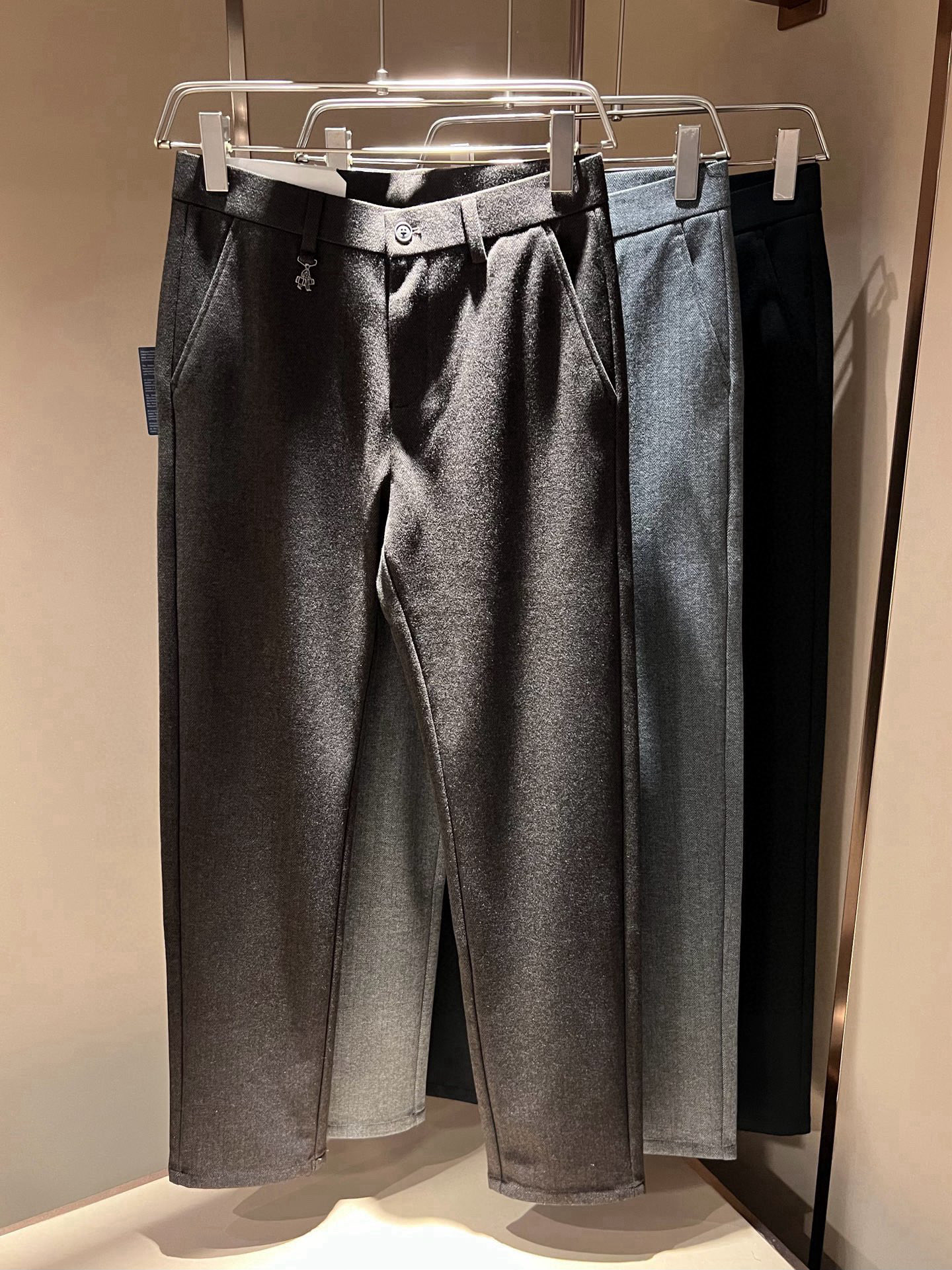 NO:449856,PRA*DA 2025 autumn and winter new cashmere trousers, classic business casual basic trousers for men!  Trading companies have sparse channels and are on sale on the leading official website!  A pair of pants with both design value and practical wearability are both online, taking into account the sense of fashion, and it is undoubtedly the best item for P this year!  Customized original cashmere fabric!  Getting the physical product will definitely give you the desire to repurchase unlimitedly!  The basic suit pants style and the right cutting process are excellent inclusive for the body. They can well modify the leg shape and visually make your legs look longer and straighter, adding a lot to your appearance and aura!  Customized YKK metal zippers, customized original logo hardware accessories for customization!  The iconic classic marking hardware badge patches on the back are self-evident, and the recognition and luxury are self-evident, and the sense of identity is low-key!  The autumn and winter pants are all classic and versatile, and you can easily deal with business and leisure, and you can't find any reason to not buy them!  Size 30-40 37 39,,prada,business suit,alexander wang19860909PRA*DA 普*达 2025秋冬新款羊绒西裤,男士经典商务休闲基础长裤西裤！贸易公司渠道稀出,领先官网发售！设计值与实穿性均在线的一款裤装,兼顾时尚感的同时,绝对算得上是今年P家最佳单品无疑！定制原版羊绒面料！实物到手绝对会让你有无限回购的渴望！基础的西装裤版型,恰到好处的裁剪工艺,对于身材包容性极好,能够很好的修饰腿型,在视觉上显腿长显腿直,为你的颜值与气场加分不少！客供定制YKK金属拉链,定制原版logo五金辅料修饰！后幅标志性经典标五金徽章贴饰,其辨识度与奢华感不言而喻,低调中不失身份感！的秋冬神裤,百搭基础的经典,商务休闲皆可轻松应对,根本找不到不入手的理由！尺码30-40 37 39,,prada,business suit,alexander wang,Men's clothing