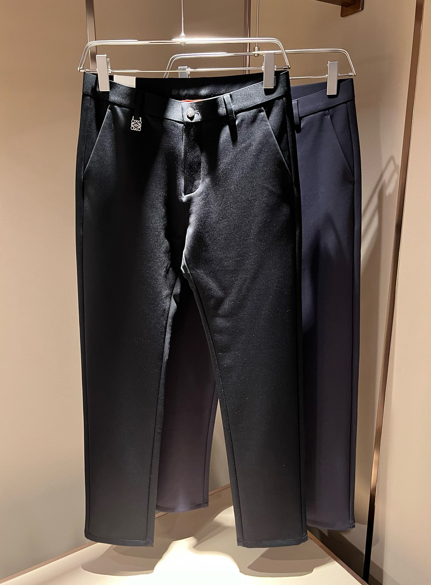 NO:449823,LO*WE/Luo*We 2025 spring and summer new men's fashion high-end casual trousers, Hong Kong foreign business channel goods, original Japanese production, pure blood quality, perfectly continues the essence and genes of LOE*'s home. From the main fabric to the detailed craftsmanship, all show the ingenuity of quality, use multiple brand elements to interpret, and select precious logo auxiliary materials to build!  Identity manifestation that belongs to the soul!  Customer-supplied high-end imported elastic spandex fabrics, very high-end and fashionable detailed craftsmanship. The elastic spandex is completed by a specific antique loom. This element represents the identity and rank, which is very worthy of careful appreciation!  In terms of matching, it is invincible and explains the versatility in place, with ingenious details and exquisite accessories. The auxiliary materials are all provided by foreign merchants. They are tailored and slim, and the upper body is lifted with an excellent effect. They are a styling item that is hard to come by!  Size 30-4037 39, loewe,alexander wang19860909LO*WE/罗*威2025春夏新品男士时装款高端休闲西裤,香港洋行渠道货,日本原厂出品,纯血统品质,完美延续了LOE*家的精髓与基因,从主体面料到细节工艺,无不彰显出品质的匠心所在,运用多个品牌元素标识来诠释,选取矜贵的构建logo辅料！属于灵魂式的身份彰显！客供高级进口弹力氨纶面料,非常高级且时髦的细节工艺,弹力氨纶是由特定古董织布机完成,此元素代表着的身份及段位,非常值得细品悦人！在搭配上所向无敌,把百搭阐释到位,细节匠心考究,辅料皆为外商客供,剪裁合体修身,上身提臀效果绝佳,可遇而不可求的造型单品！尺码30-4037 39,,loewe,alexander wang,Men's clothing