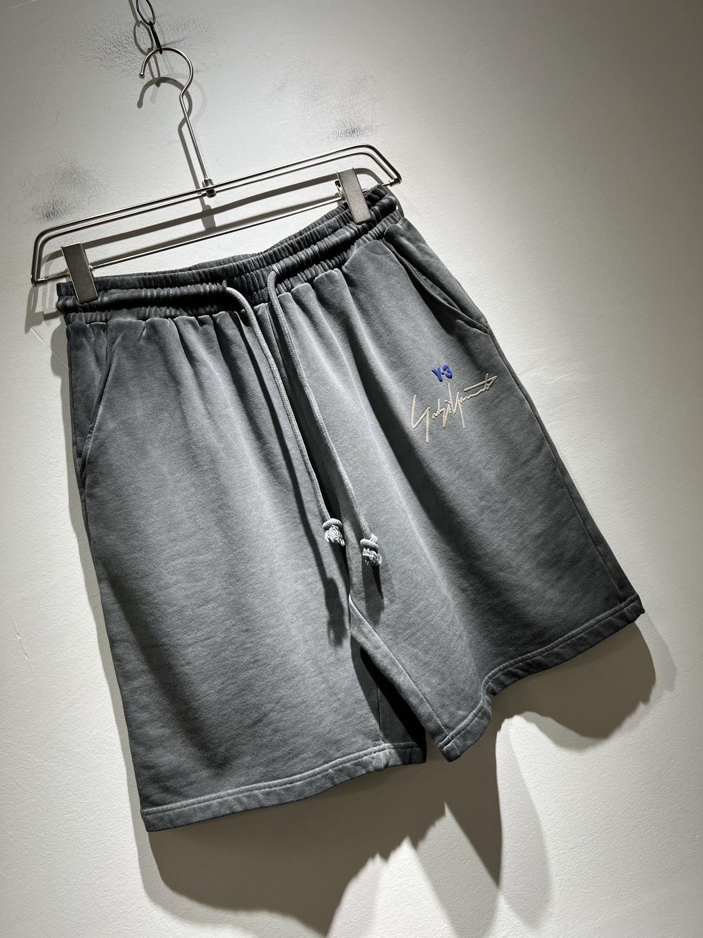 Y-3 YAMAMOTO 2024 Spring Summer Co-ed Cotton Sport Shorts with Stylish Design - 图片 2