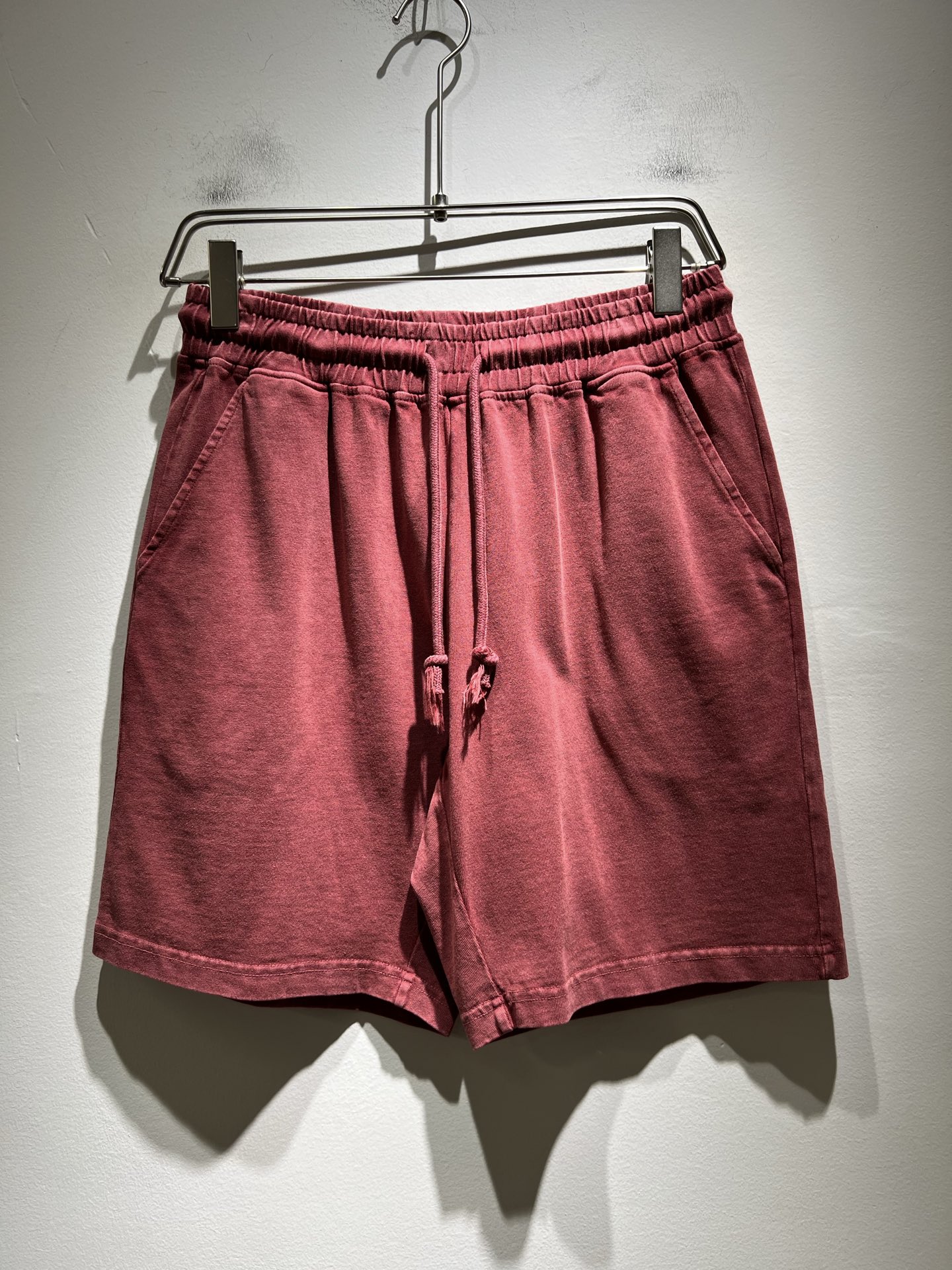 NO:449895,Acne Studio*os 2025 spring and summer new men and women's shorts are available at the same time in the counter!  Customized exclusive pure cotton fabric, customized original craft threads, and garment design logo printing design!  Perfectly integrated with fashion and style, a top-notch fashionable style that perfectly suits the outside wear!  The overall feeling is natural!  The ultimate classic versatile short-sleeved T-shirt, the ultimate heavy industry and the ultimate perfection!  Fans who pursue high quality are please buy them by themselves, and all fans who know the goods are invited to appreciate this model together!  Size S-XL, acne studios, shorts, T-shirt, tees, t-shirt, alexander wang19860909Acne Studi*os2025春夏新款男女同款短裤,专柜同步发售！定制专属纯棉面料,定制原版工艺螺纹,衣身设计标识logo印花设计！完美融入时尚还有风情感一款完美符合外穿的顶尖时髦气质款！整体给人浑然天成的感觉！极致经典的百搭型短袖T恤,极致的重工极致的完美！追求高品质的粉丝们请自行抢购,诚邀所有识货的粉丝一同鉴赏此款！尺码S-XL,,acne studios,shorts,T-shirt,tees，t-shirt,alexander wang,Men's clothing