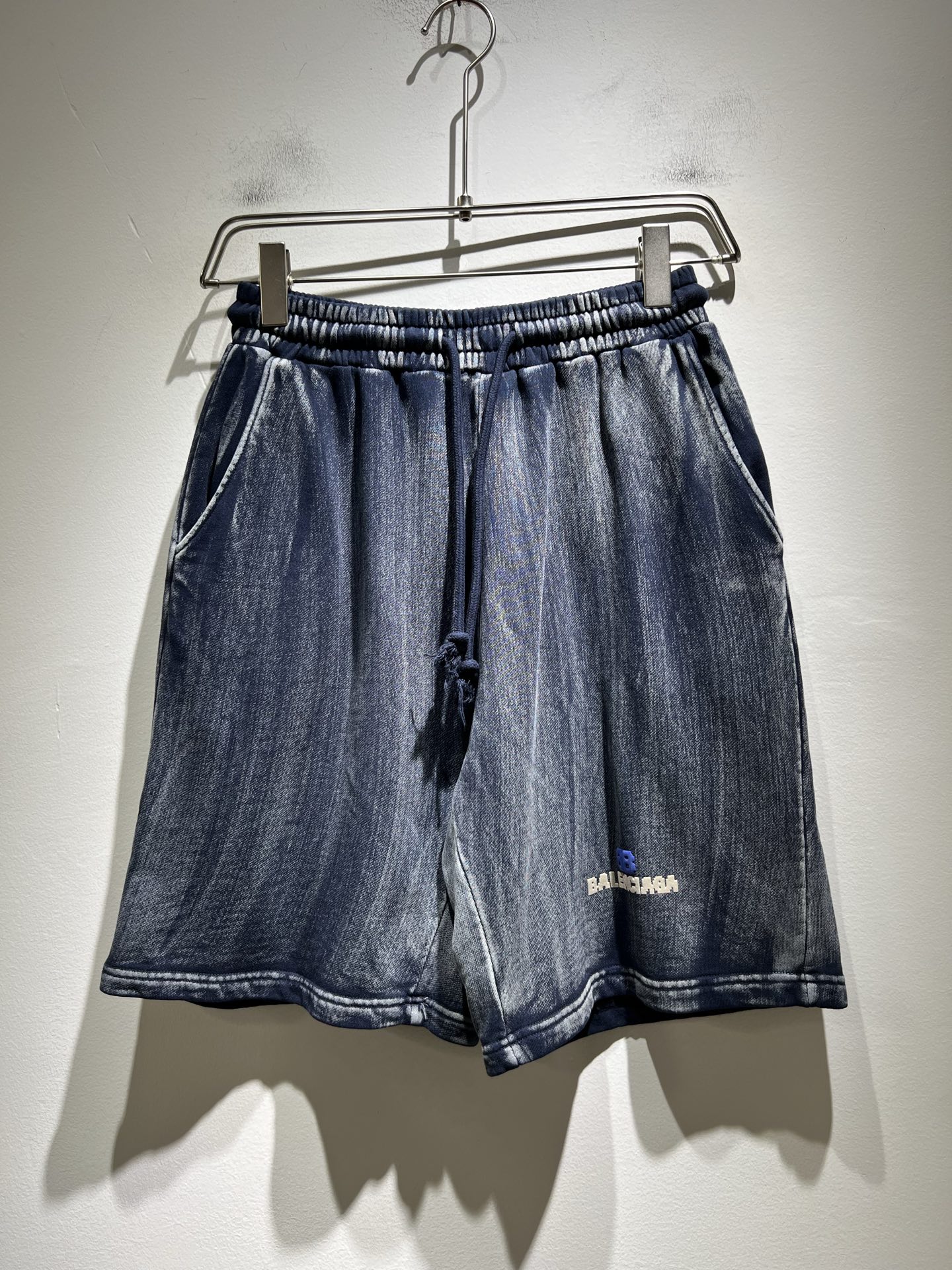 NO:449888,BALENCIA* Paris* Home 2025 Spring and Summer New Men and Women's Same Casual Drawstring Shorts, Men and Women's Same Sports and Casual Shorts Cropped Pants!  Trading companies have sparse channels and are released on the official website at the same time!  Spring and summer series couple shorts are launched. This shorts are selected for imported pure cotton material. They are breathable and skin-friendly and comfortable to wear. The style has a very three-dimensional effect, beautiful colors, eye-catching and fashionable. The trouser leg logo printing design!  The unique patterns will definitely make you stand out in the crowd!  The casual and loose five-point pants cutout + elastic drawstring waist design, the upper body effect is age-reducing and versatile, and it can be easily used for daily casual outfits for both men and women!  Size S-XL, balenciaga, shorts, alexander wang19860909BALENCIA*巴黎*家2025春夏新款男女同款休闲抽绳短裤,男女同款运动休闲短裤五分裤！贸易公司渠道稀出,同步官网发售！春夏系列情侣短裤上线,此款短裤甄选客供进口纯棉材质,贴身穿着透气亲肤舒适,版型非常具有立体效果色彩靓丽、吸睛时髦度爆棚,裤腿logo印花设计！与众不同的图案绝对可以让你在人群中出彩万分！休闲宽松的五分裤版型裁剪+松紧抽绳裤腰设计,上身效果减龄又百搭,轻松Get起日常休闲穿搭,男女皆可轻松驾驭！尺码S-XL,,balenciaga,shorts,alexander wang,Men's clothing