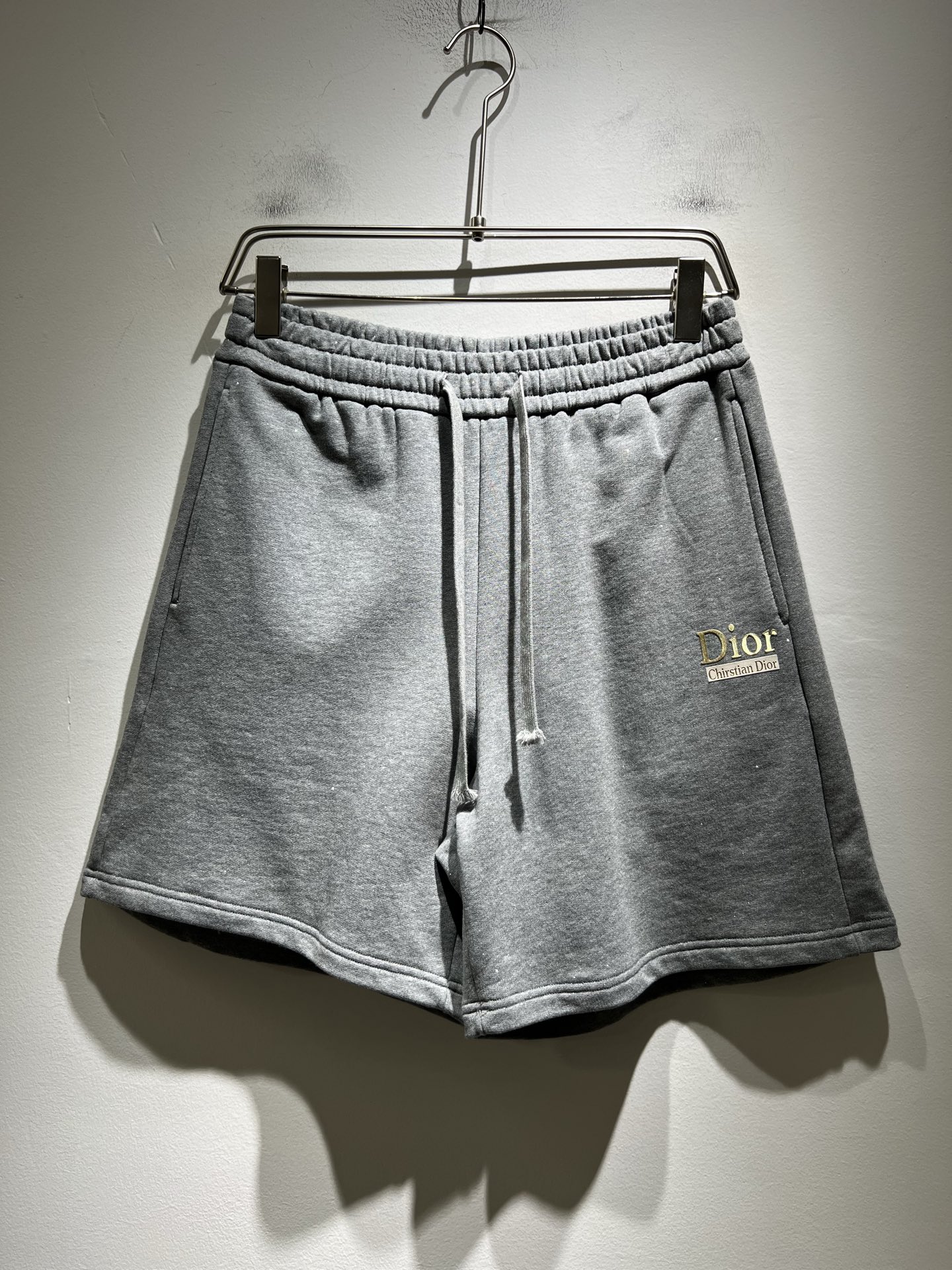 NO:449892,Dio*Di*Ao 2025 spring and summer new styles for men and women, casual sports shorts for men and women, the same style for men and women!  Pants leg logo glue press design!  Fashionable sports and casual shorts!  The fabric is made of imported pure cotton!  Made of exclusive pure cotton fabric, the fabric feels solid, warm, soft and soft, and it is very skin-friendly and comfortable to wear. It is the first choice for shorts in summer!  Manman brand logo products!  Integrate the avant-garde street atmosphere into this item, exuding a sense of vitality and youthful fashion!  Casual short pants cut out, easy to control for both men and women!  Recommended treasures that are hard to come by, don’t miss them if you like them!  Size S-XL, dior, shorts, alexander wang19860909Dio*迪*奥 2025春夏新款男女同款休闲运动短裤,男女同款！裤腿logo压胶设计！时尚运动休闲短裤！面料采用进口纯棉材质！专属纯棉面料制作而成,面料手感瓷实温厚软糯,贴身穿着非常的亲肤舒适,夏天里的短裤首选！满满品牌标志产品！将前卫的街头气息融入进这款单品之中,散发着满满的活力与青春时尚感！休闲的短款裤装版型裁剪,无论男女皆可轻松驾驭！可遇不可求的宝藏好物推荐,喜欢的千万不要错过！尺码S-XL,,dior,shorts,alexander wang,Men's clothing