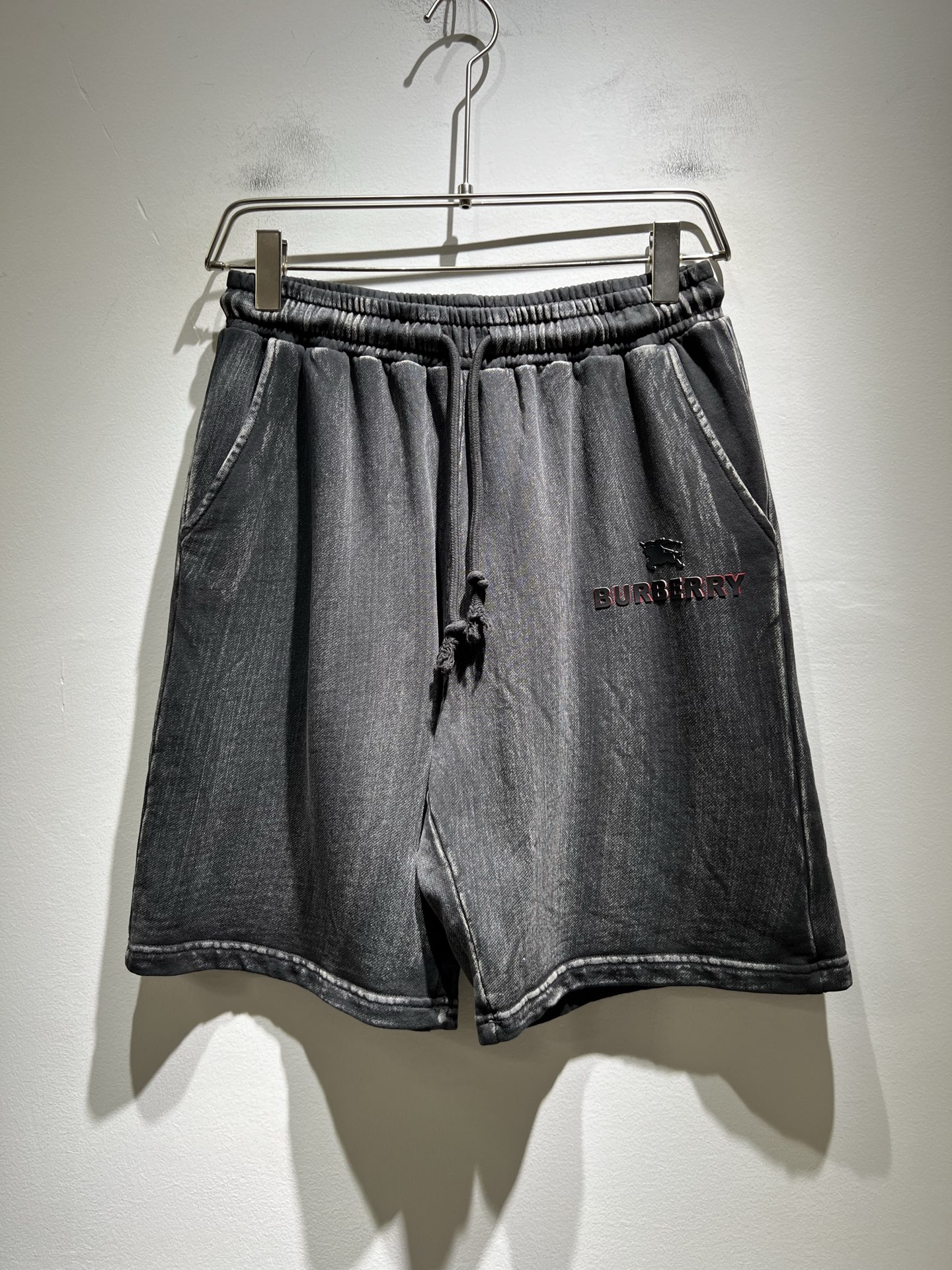 NO:449884,BURBER*Y Ba*li 2025 spring and summer new casual versatile men and women's same casual shorts!  Trading companies have sparse channels and are released on the official website at the same time!  Logo logo pattern badge design!  This T-shirt is made of imported pure cotton. The materials used by B are still unscrupulous. It is very suitable for wearing in summer. It is skin-friendly and breathable, giving you the most comfortable and comfortable wearing experience!  Very textured and breathable, with a loose basic style cut, perfect for daily casual wear, so hurry up and buy it!  Size S-XL, Burberry, shorts, tees, t-shirt, alexander wang19860909BURBER*Y巴*莉 2025春夏新款休闲百搭男女同款休闲短裤！贸易公司渠道稀出,同步官网发售！标识logo图案徽章设计！此款T恤衫甄选客供进口纯棉材质制作而成,B家的用料上依然是无法挑剔的,非常适合夏日里穿着,亲肤透气、给你最极致舒爽的穿着体验！ 非常有质感透气,基础宽松版型裁剪,日常休闲着穿的完美之选,还不赶紧入手！尺码S-XL,,burberry,shorts,tees，t-shirt,alexander wang,Men's clothing