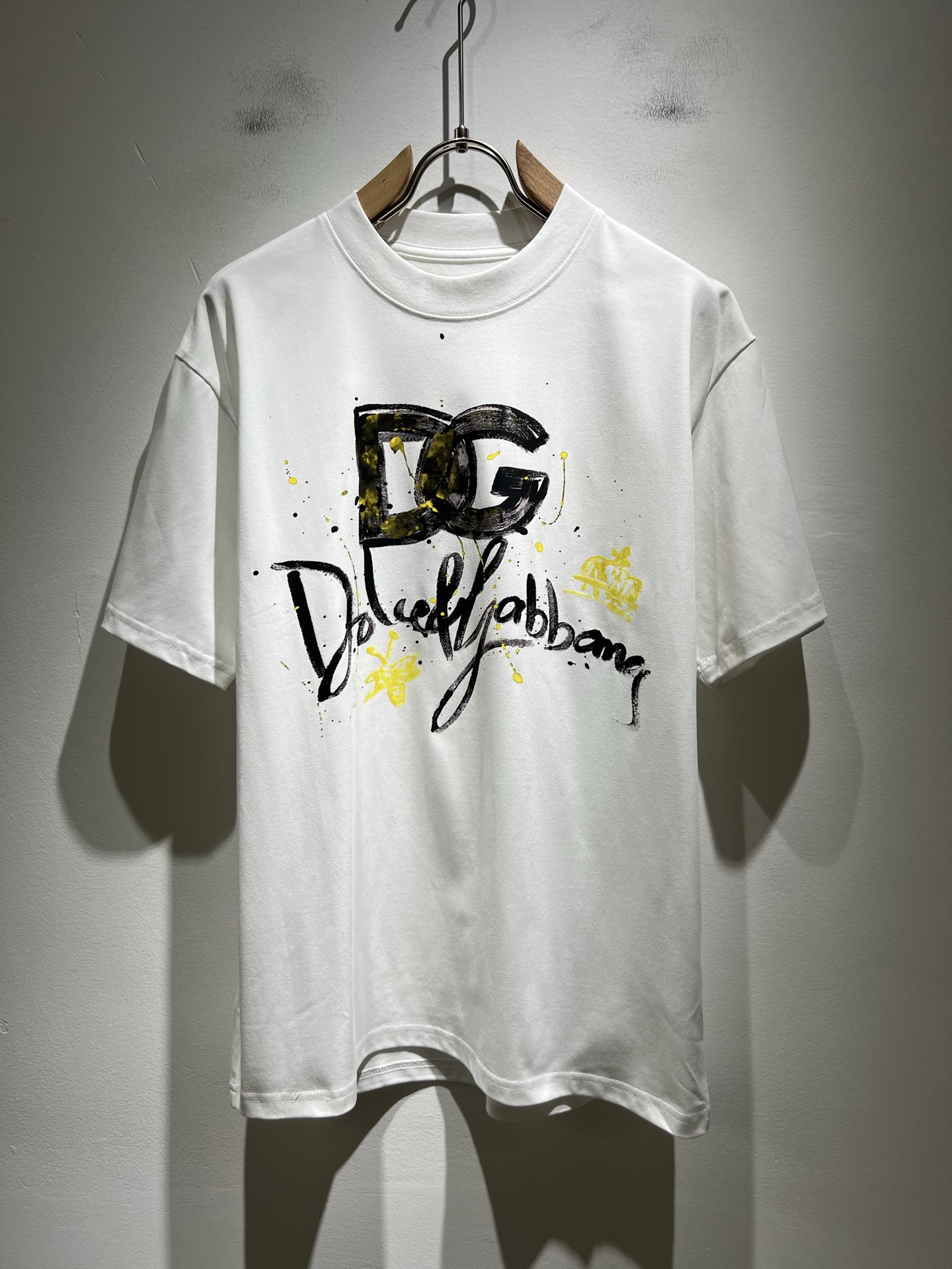 NO:449872,Dolce&Gabba*a 2025 spring and summer new short-sleeved T-shirt for men and women, and the counter is available at the same time!  Customized exclusive pure cotton fabric, with letter logo pattern printing technology design on the chest!  Simple and generous, calm and versatile, extremely high-end, perfectly integrated with fashion and style, a top fashionable style that perfectly suits the outside wear!  The overall feeling is natural!  The ultimate classic versatile short-sleeved T-shirt uses the latest three-dimensional logo printing elements to highlight the texture!  The ultimate perfection of heavy industry!  Fans who pursue high quality are please buy them by themselves, and all fans who know the goods are invited to appreciate this model together!  !  Size M-4XL, Dolce & Gabbana, Dolce & Gabbana, T-shirt,tees, t-shirt,alexander wang19860909Dolce&Gabba*a 杜嘉*纳2025春夏新款男女同款短袖T恤,专柜同步发售！定制专属纯棉面料,胸前字母logo图案印花工艺设计！简约大方,从容百搭,档次极高,完美融入时尚还有风情感一款完美符合外穿的顶尖时髦气质款！整体给人浑然天成的感觉！极致经典的百搭型短袖T恤,采用最新的立体logo印花元素凸显质感！极致的重工极致的完美！追求高品质的粉丝们请自行抢购,诚邀所有识货的粉丝一同鉴赏此款！！尺码M-4XL,,Dolce&Gabbana,Dolce&Gabbana,T-shirt,tees，t-shirt,alexander wang,Men's clothing