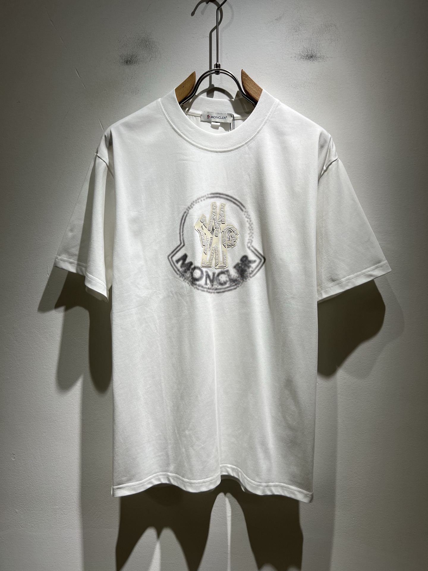 NO:449881,Moncler Mengjia 2025 Spring and Summer Men and Women's Same Style Couple Style Latest Trade Order Short-Sleeve T-shirt, Full Quality!  !  Internet celebrity style!  Use logo pattern printed glue design!  The upper body is comfortable and breathable, not stiff, and the overall three-dimensional feeling is rich. Quality export orders, customized exclusive pure cotton fabric tailoring to meet the simple needs of commuters for dressing. The upper body is very effective, slim and not picky about the figure. The fabric workmanship... Improper, only good craftsmanship can make you feel good and tasteful. A must-have item for everyone!  Size M-4XL, T-shirt,tees,t-shirt,alexander wang19860909Moncler蒙家 2025春夏男女同款情侣款最新的贸易订单短袖T恤,全品相！！网红款！采用logo图案印花压胶设计！上身舒适透气,不僵硬,整体有着丰富的立体感,品质出口订单,定制专属纯棉面料剪裁,满足通勤人们对于着装的简约需求,上身效果很好,显瘦,不挑剔身材.面料做工....无可挑剔,好工艺好面料才能穿出好品味一款,人手必备单品！尺码M-4XL,,T-shirt,tees，t-shirt,alexander wang,Men's clothing