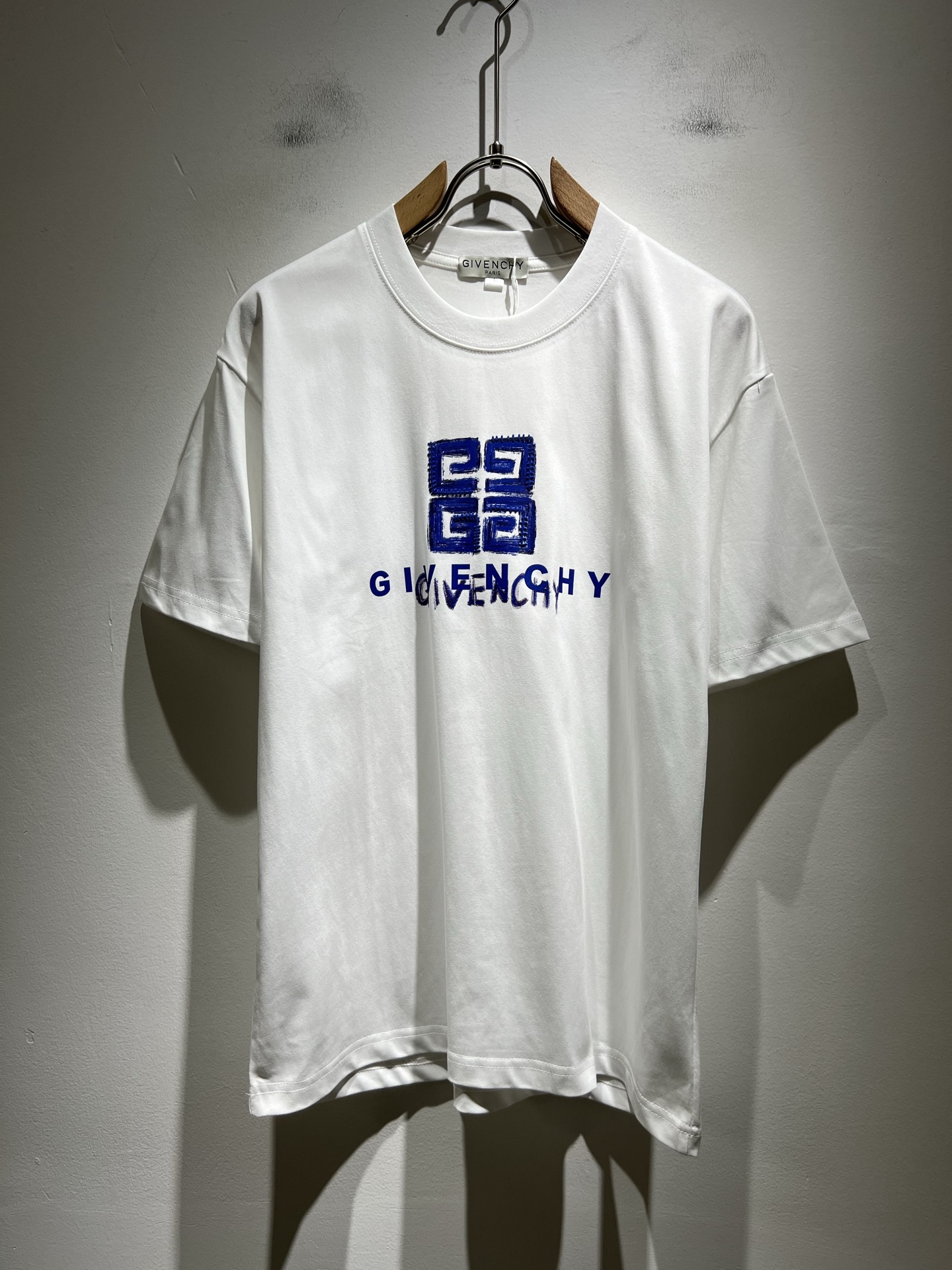 NO:449867,Giv*chy/Ji*xi's new short-sleeved T-shirt for men and women in spring and summer, the main creator has injected new fashion energy into fashion. By exploring various themes and sexy charm, it is highly recognizable and leads the new street fashion trend. This model is the exclusive outstanding design element of G's family, with a logo pattern glue-pressing design!  Perfect fusion, clear and restored patterns, showing the elegant style of the brand. The original 260g pure cotton material is made of solid and high-end fabric, and the upper body can be easily controlled, showing the casual and fashionable charm. Size M-4XL, gucci, T-shirt, tees, t-shirt, alexander wang19860909Giv*chy/纪*希2025春夏新款男女同款短袖T恤,主创时尚注入了全新时尚能量.通过探索各种题材和性感魅力,极具辨识度,引领全新街头时尚潮流.该款是G家独家的出彩设计元素,设计标识logo图案压胶设计！完美融合,图案清晰还原度极高,彰显品牌优雅格调.选用原版260g纯棉材质,面料紧实高级,上身均可轻松驾驭,展现休闲自在时尚魅力.尺码M-4XL,,gucci,T-shirt,tees，t-shirt,alexander wang,Men's clothing