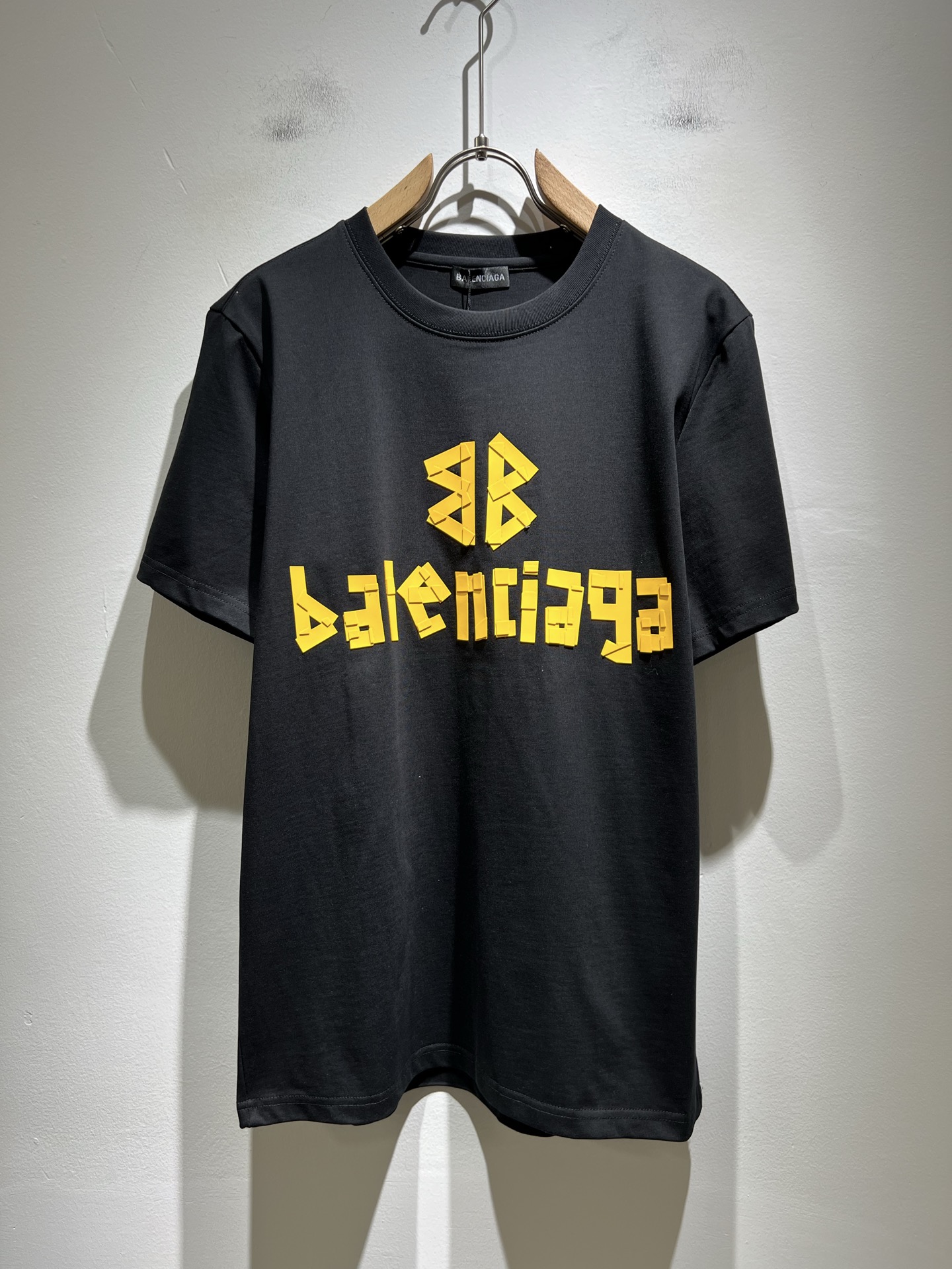 NO:449877,BALENCIA* Paris* Home 2025 Spring and Summer New Men and Women Couples Casual Loose Cotton Round Neck Short Sleeve T-shirt!  Trading companies have sparse channels and are released on the official website at the same time!  The latest series of spring and summer 2025, classic fashion design elements, injecting full vitality into the new series. This T-shirt is carefully selected for customers to use imported cotton fabrics. The fabric feels skin-friendly and soft and delicate, and the body logo is glued!  It has an extremely comfortable and breathable wearing experience. The whole item is very eye-catching and fashionable, and is deeply loved by young people today!  The loose round neck cut is a neutral style regardless of age and gender, suitable for matching all the styles and looks you need in your daily life!  It is recommended to wear couple outfits to go out on the street to make it more pleasing to the eye!  Size S-2XL, balenciaga, T-shirt,tees, t-shirt,alexander wang19860909BALENCIA*巴黎*家 2025春夏新款男女同情侣款休闲宽松棉质圆领短袖T恤衫！贸易公司渠道稀出,同步官网发售 ！ 2025春夏最新系列,经典时尚设计元素,为全新系列注入满满活力,这款T恤衫用心甄选客供进口棉面料制成,面料手感亲肤柔软细腻,衣身logo压胶设计！拥有着无比舒适透气性的穿着体验,整件单品极具吸睛度与时尚感,深受当下年轻人的喜爱！基础宽松的圆领版型裁剪,不分年龄与性别的中性款式,适合搭配你日常所需的所有风格与造型！建议搭配情侣装出街会更为养眼出色！尺码S-2XL,,balenciaga,T-shirt,tees，t-shirt,alexander wang,Men's clothing