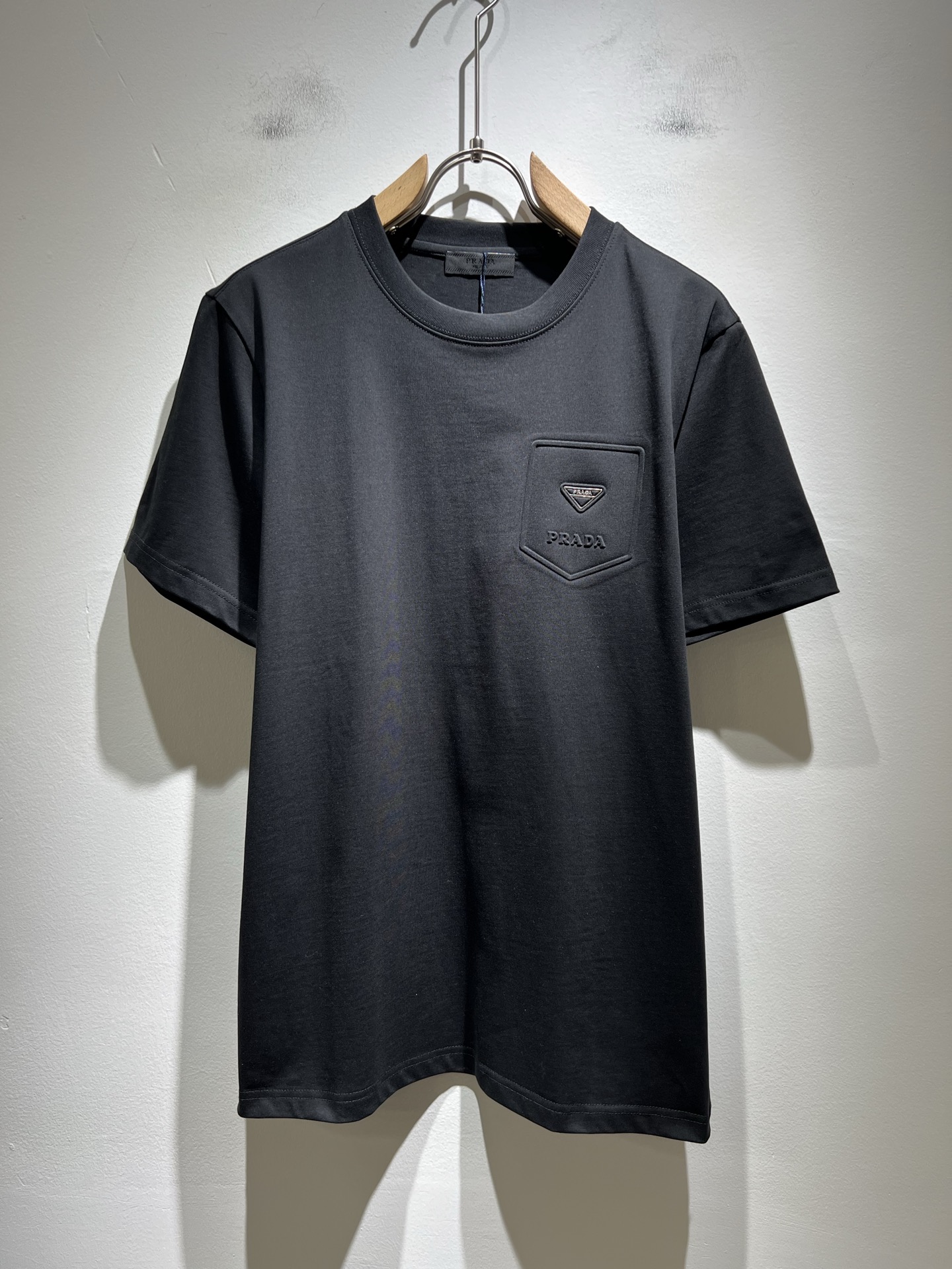 NO:449885,PRAD*A Pu*da 2025 spring and summer new short-sleeved T-shirt for men and women, the latest model is exclusively available on the entire network!  !  ~ It is classic and fashionable and versatile, who doesn’t like it? It will show the classic again. It is very pleasing to the eye and comes with a low luxury halo and recognition!  Pr*da's traditional brand concept and modern advanced technology are perfectly combined. Coupled with the extremely modern and simple design, P's exclusive logo pattern glue pressing design!  Customized 100% imported pure cotton fabric!  The texture of this model is quite touching, the specifications and grades are known with tentacles. The degree of delicateness and breathability are top-notch!  Size S-2XL, prada, T-shirt,tees, t-shirt,alexander wang19860909PRAD*A普*达2025春夏新款男女同款短袖T恤,最新款全网独家首上！！~既经典有时尚百搭,谁不爱啊,将经典再次展现,非常的耐看,自带低奢光环与辨识度！Pr*da传统的品牌理念和现代化的先进技术进行了完美结合.加上极其现代摩登风范的简约设计,p家专属logo图案压胶设计！定制百分百进口纯棉面料！此款的质感相当感人 触手便知规格档次 细腻程度与透气效果堪称顶级！尺码S-2XL,,prada,T-shirt,tees，t-shirt,alexander wang,Men's clothing