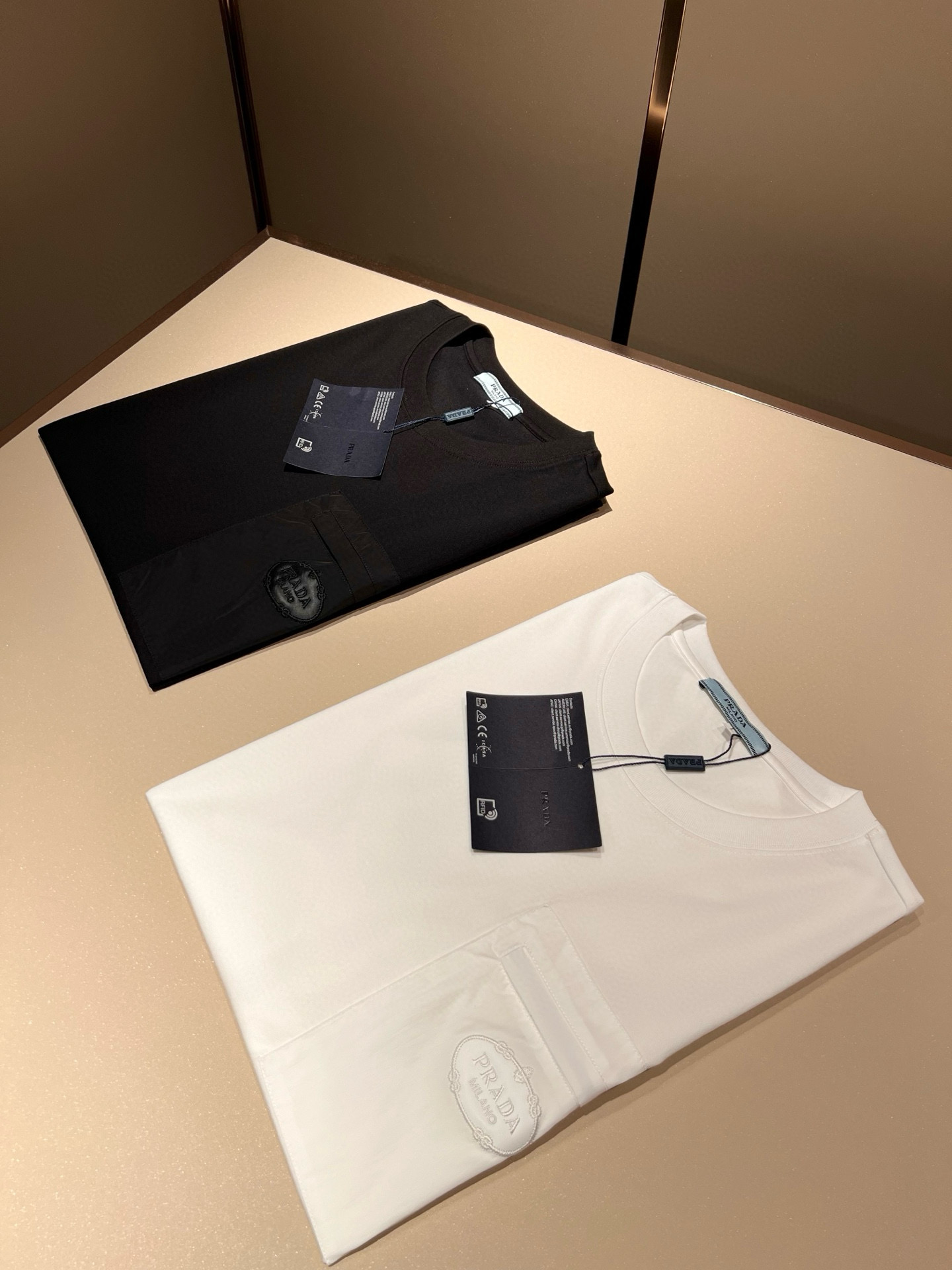 NO:449833,PRAD*A Pu*da 2025 spring and summer new short-sleeved T-shirt for men and women, the latest model is exclusively available on the entire network!  !  ~ It is classic and fashionable and versatile, who doesn’t like it? It will show the classic again. It is very pleasing to the eye and comes with a low luxury halo and recognition!  Pr*da's traditional brand concept and modern advanced technology are perfectly combined. Coupled with the extremely modern and simple design, P's exclusive logo pattern embroidery design!  Customized 100% imported pure cotton fabric!  The texture of this model is quite touching, the specifications and grades are known with tentacles. The degree of delicateness and breathability are top-notch!  Size M-3XL, prada, T-shirt,tees, t-shirt,alexander wang19860909PRAD*A普*达2025春夏新款男女同款短袖T恤,最新款全网独家首上！！~既经典有时尚百搭,谁不爱啊,将经典再次展现,非常的耐看,自带低奢光环与辨识度！Pr*da传统的品牌理念和现代化的先进技术进行了完美结合.加上极其现代摩登风范的简约设计,p家专属logo图案刺绣设计！定制百分百进口纯棉面料！此款的质感相当感人 触手便知规格档次 细腻程度与透气效果堪称顶级！尺码M-3XL,,prada,T-shirt,tees，t-shirt,alexander wang,Men's clothing